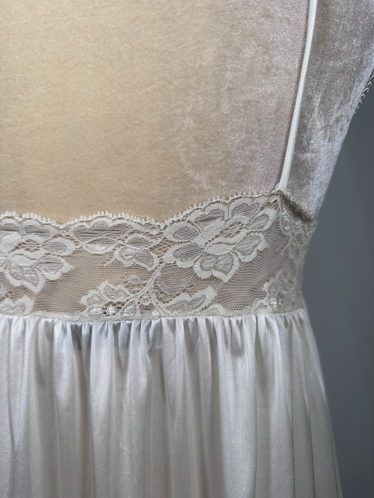 Vassarette Full Slip Lingerie Nightgown Chemise SM / 85 Metric Antron lll Nylon