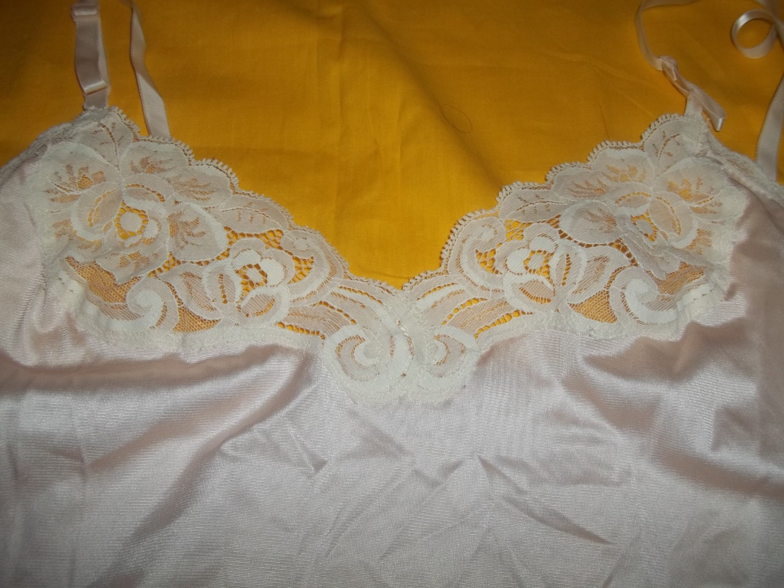 VTG Vanity Fair Pink Lace Piqant Satin Camisole Tank Top Size 38 style 17-764