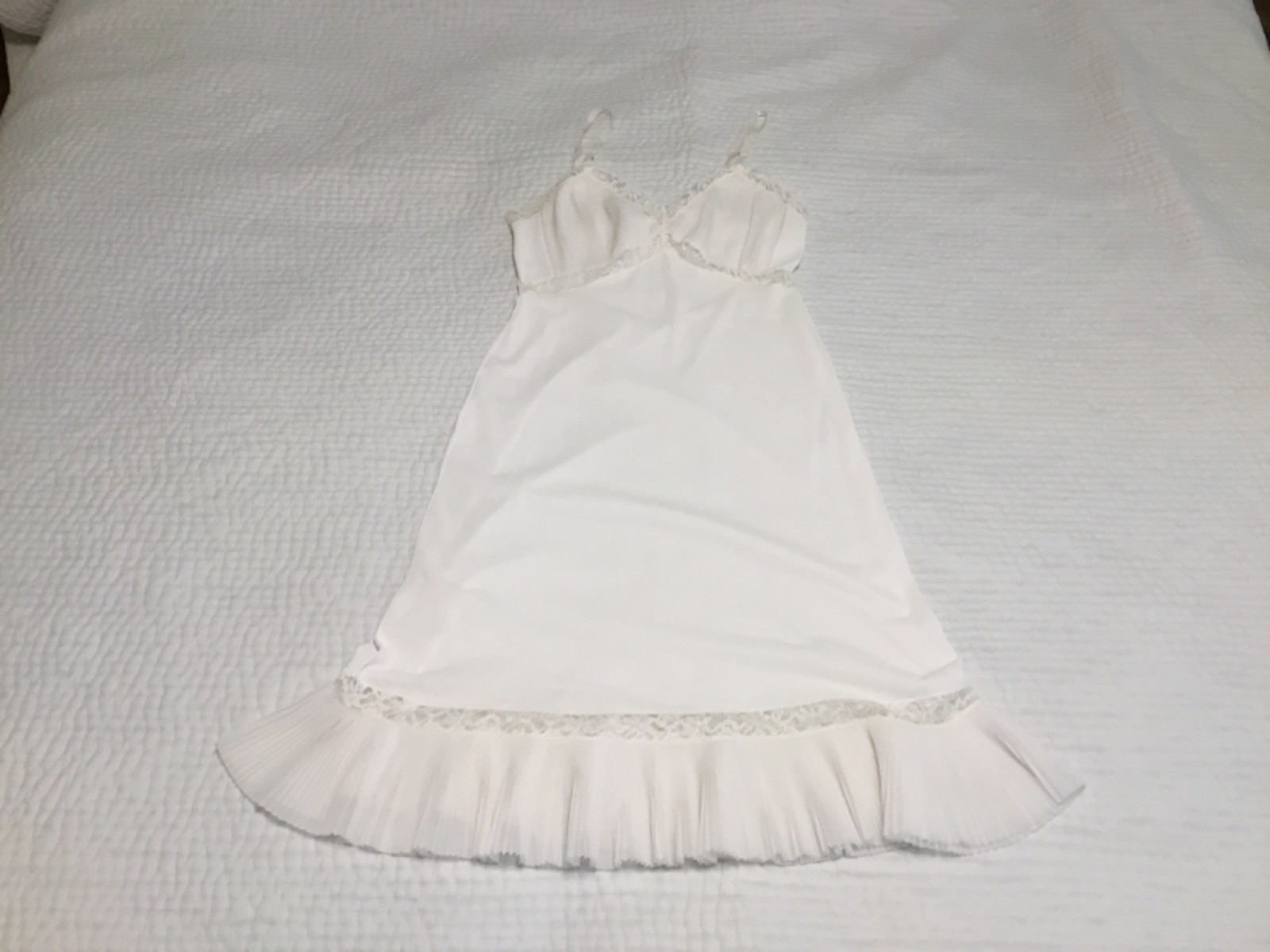 Vintage 1950&rsquo;s Nylon Full Slip Crystal Pleat Hem Bust Ivory Size 36-38