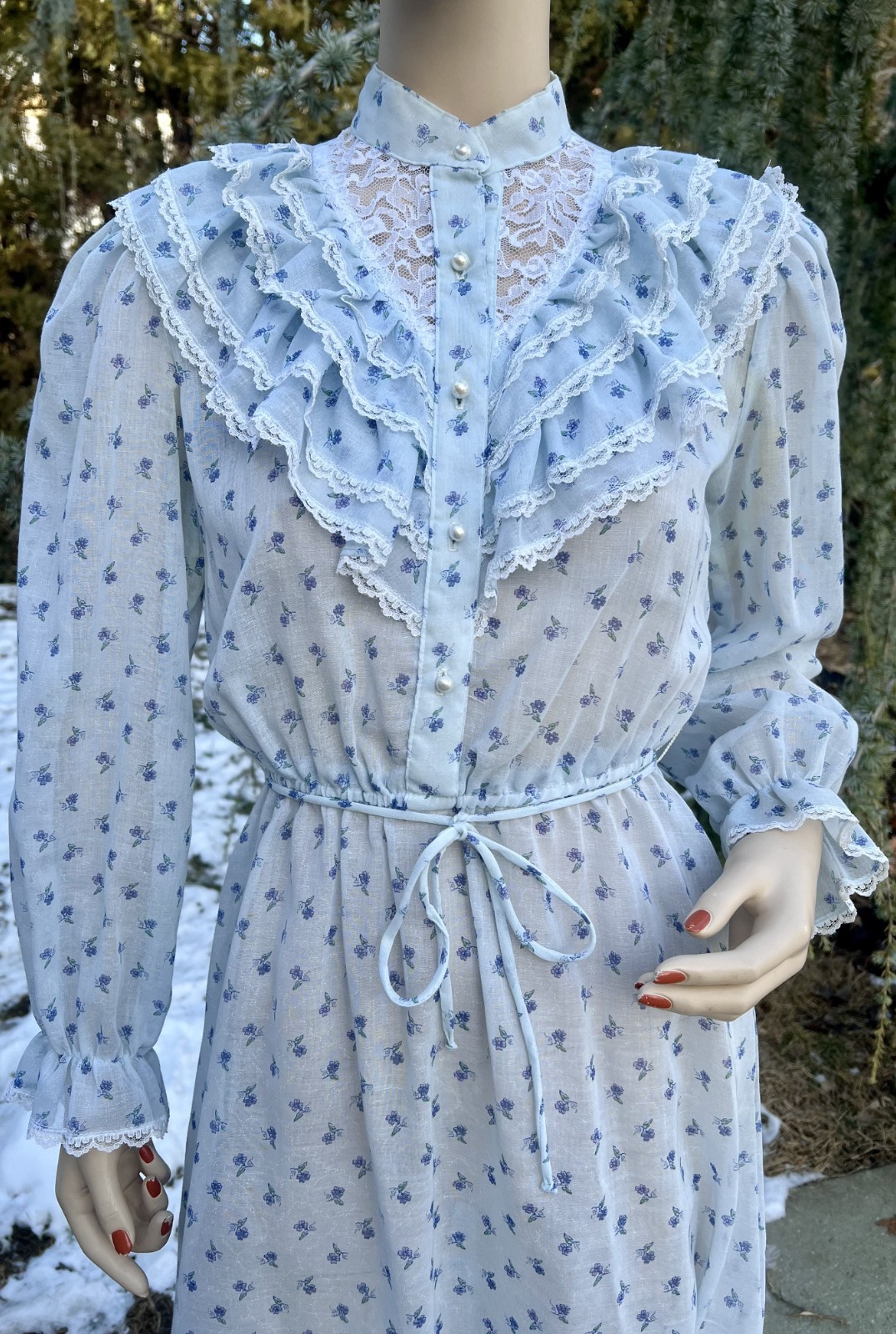 VINTAGE 1970&rsquo;s BLUE COTTON LAVENDER FLORAL PRINT PRAIRIE COTTAGECORE DRESS