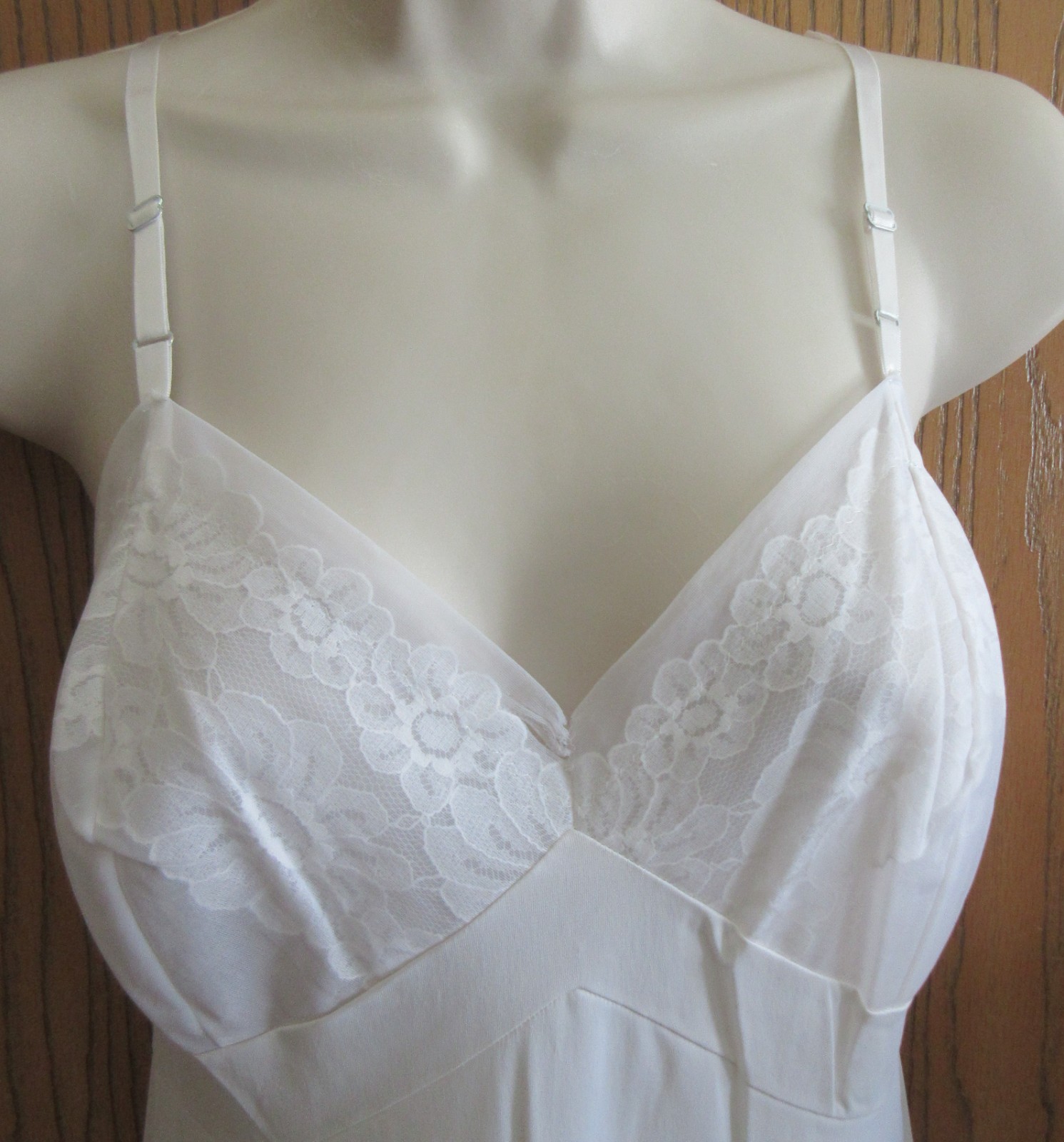 VANITY FAIR IVORY NYLON 4&Prime; CHIFFON LACE full slip nightgown size 38 bust 40&Prime; USA