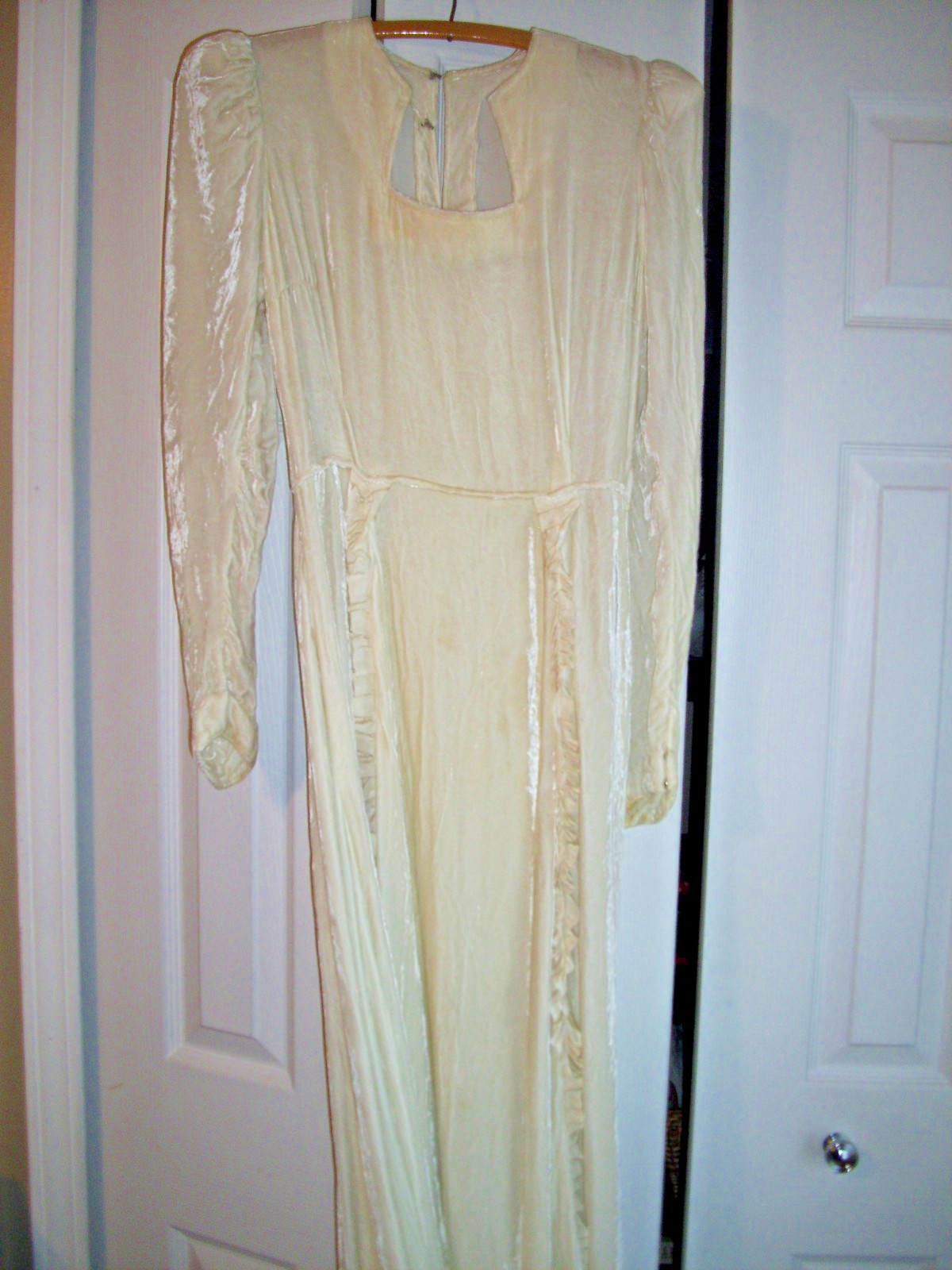 Vintage 1940&rsquo;s Off White Crushed Velvet Wedding Gown Long Sleeves Side Zipper Sm