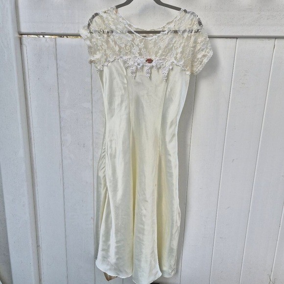 Pauline&rsquo;s Trousseau Vintage Lace Satin gown Cream Coquette Cottagecore
