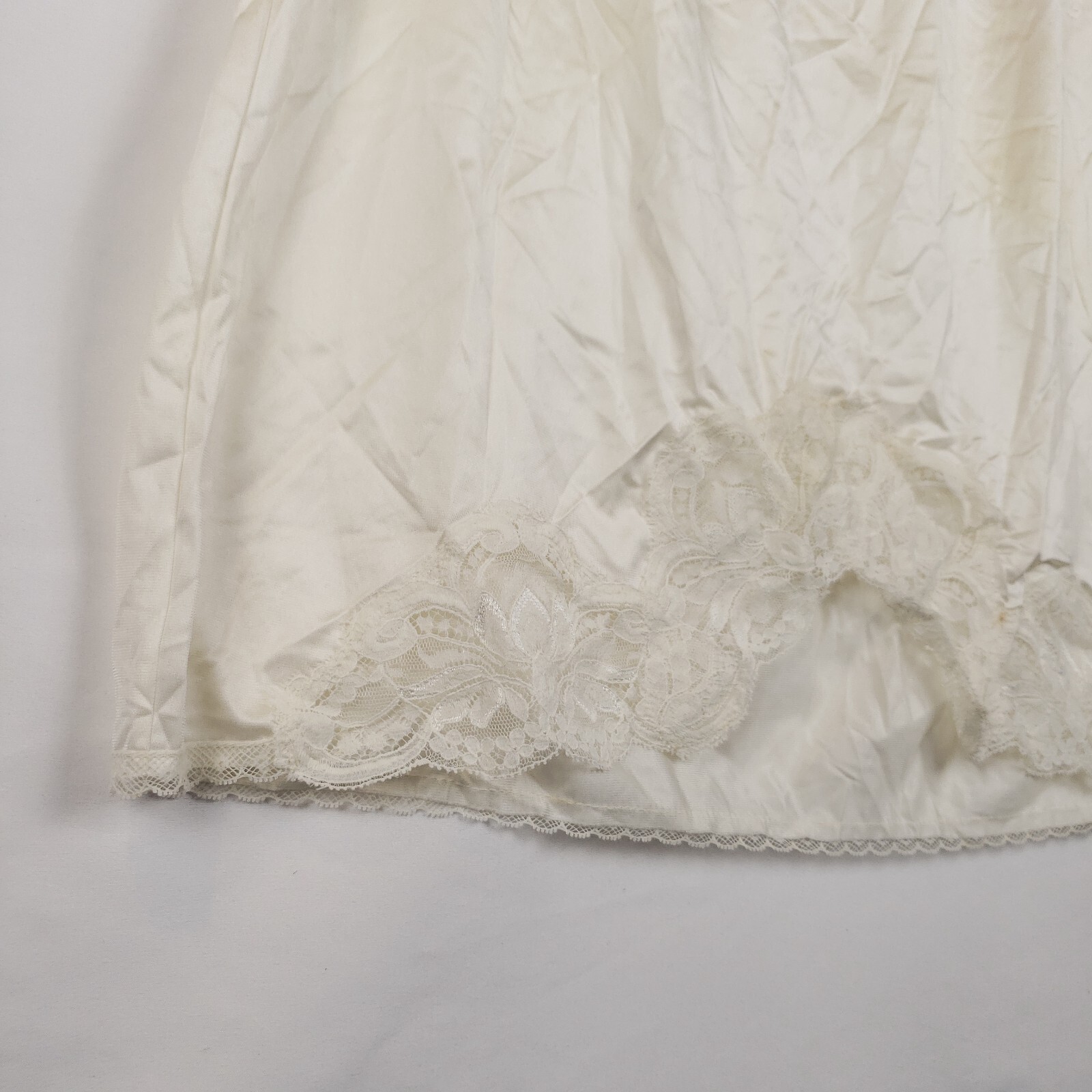 Vintage Olga Half-Slip Medium 25&Prime; in Beige Lace Trim 100% Nylon Tags Attached!