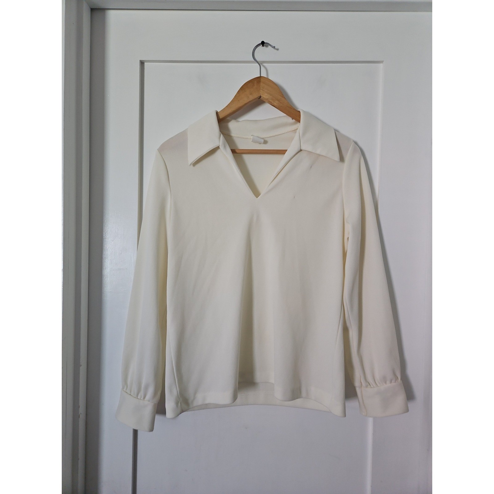 Vintage 70s Women&rsquo;s Off White Cream Disco Dagger Collar V-Neck Pullover Blouse