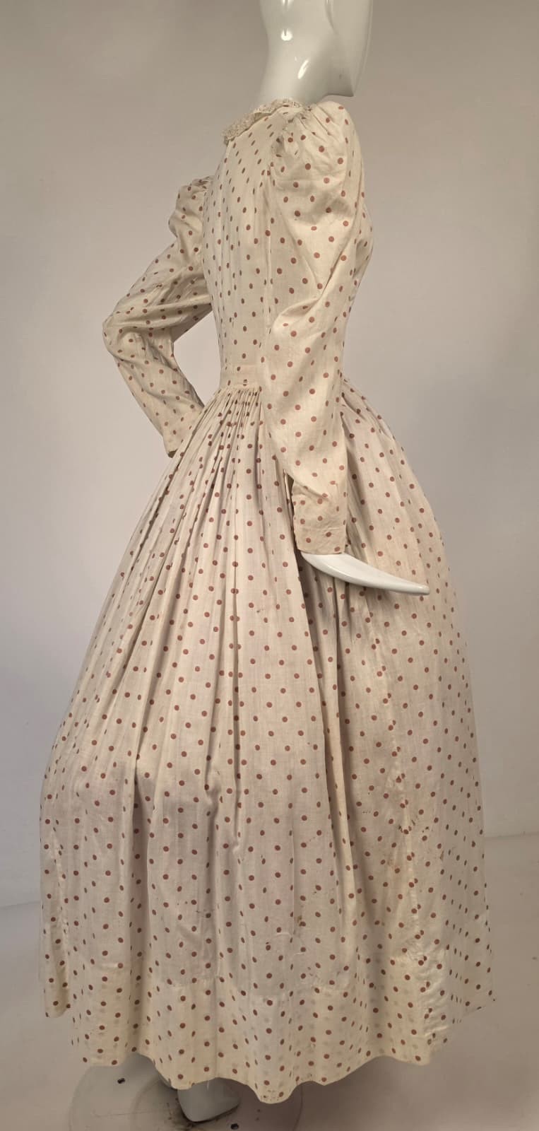 VICTORIAN 1890’S POLKA DOT PRINT COTTON DRESS W PUFF SLEEVES + BUTTON FRONT