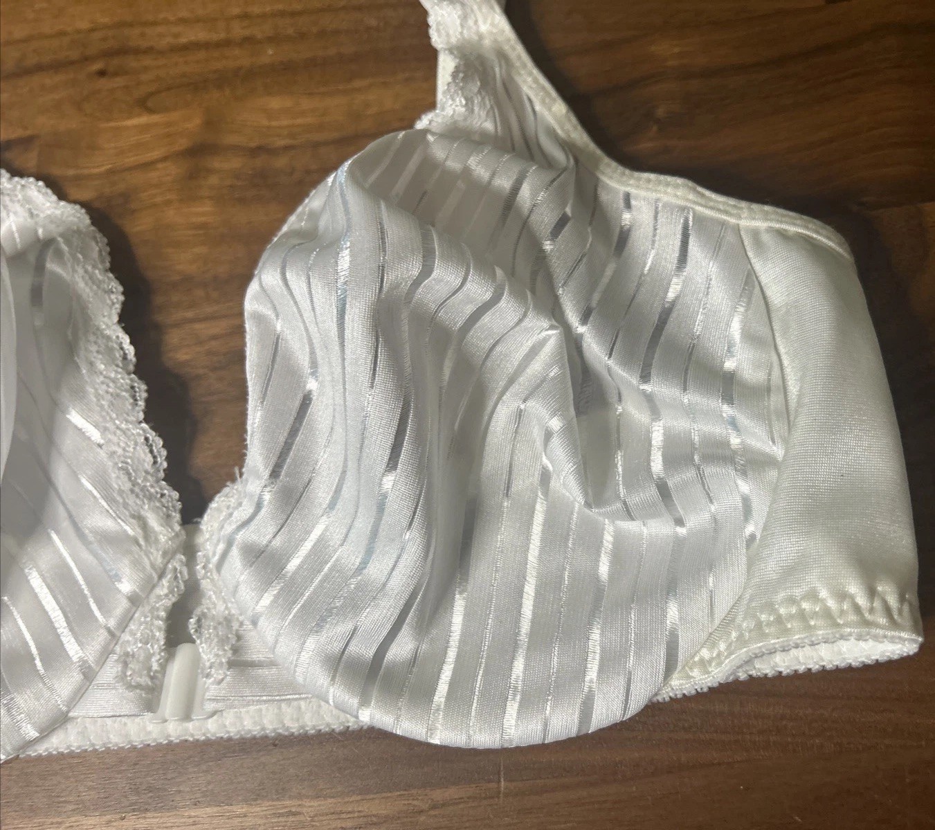 Vtg WARNER&rsquo;S Shine-On Pearl White Front Close Satin Bra 34C Second Skin Unlined
