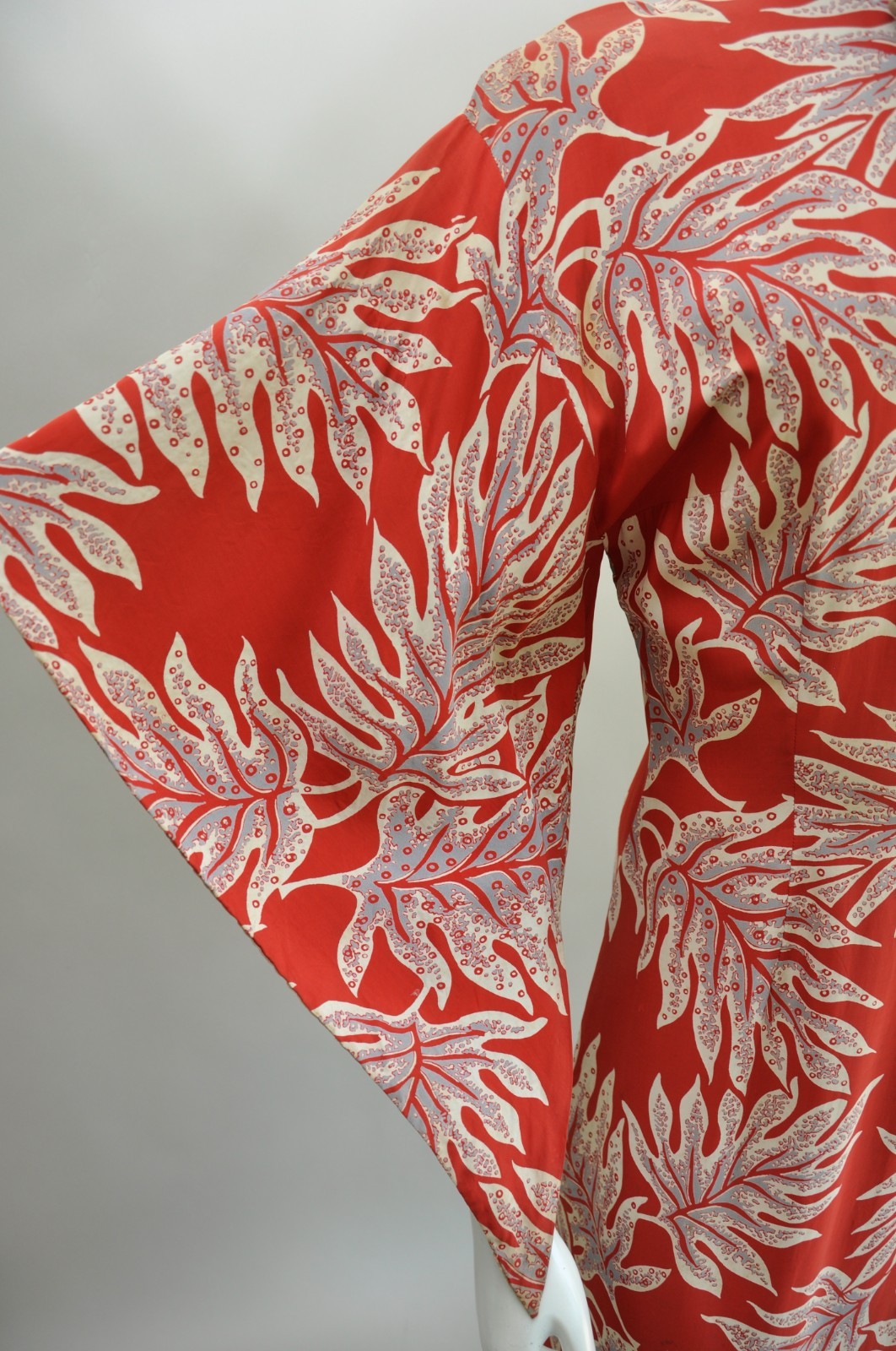 Vintage 1940s Red Tropical Print Rayon Hawaiian Pake Muu Dress Tiki Party Via S