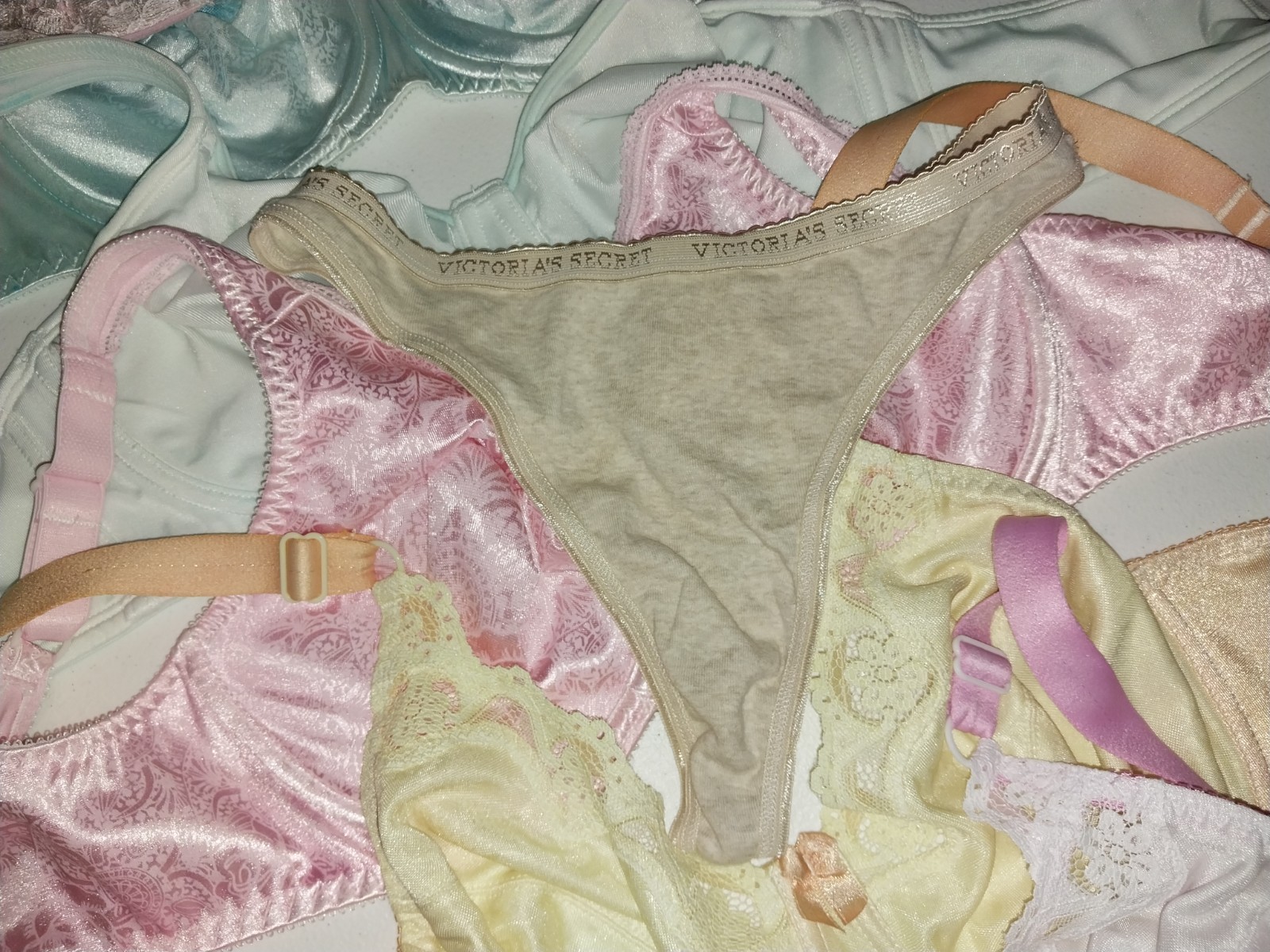 VTG SILKY NYLON PEACH YELLOW DAISY FLOWER UW BRA HANES NWT BIT POINTY PIN UP 36D