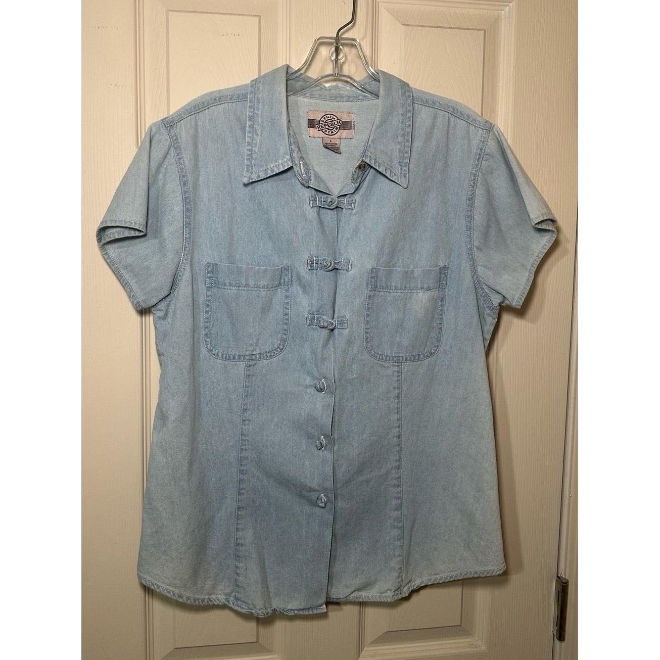 Vintage Denim Republic Denim knot style button-up shirt with a fitted type curva