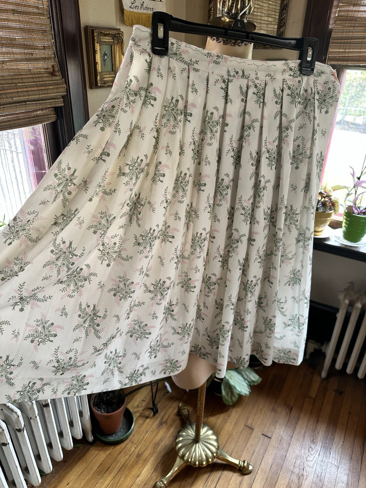 Vintage 40’s Handmade Floral Circle Skirt Sz.Lg Button Closure Beautiful Fabric