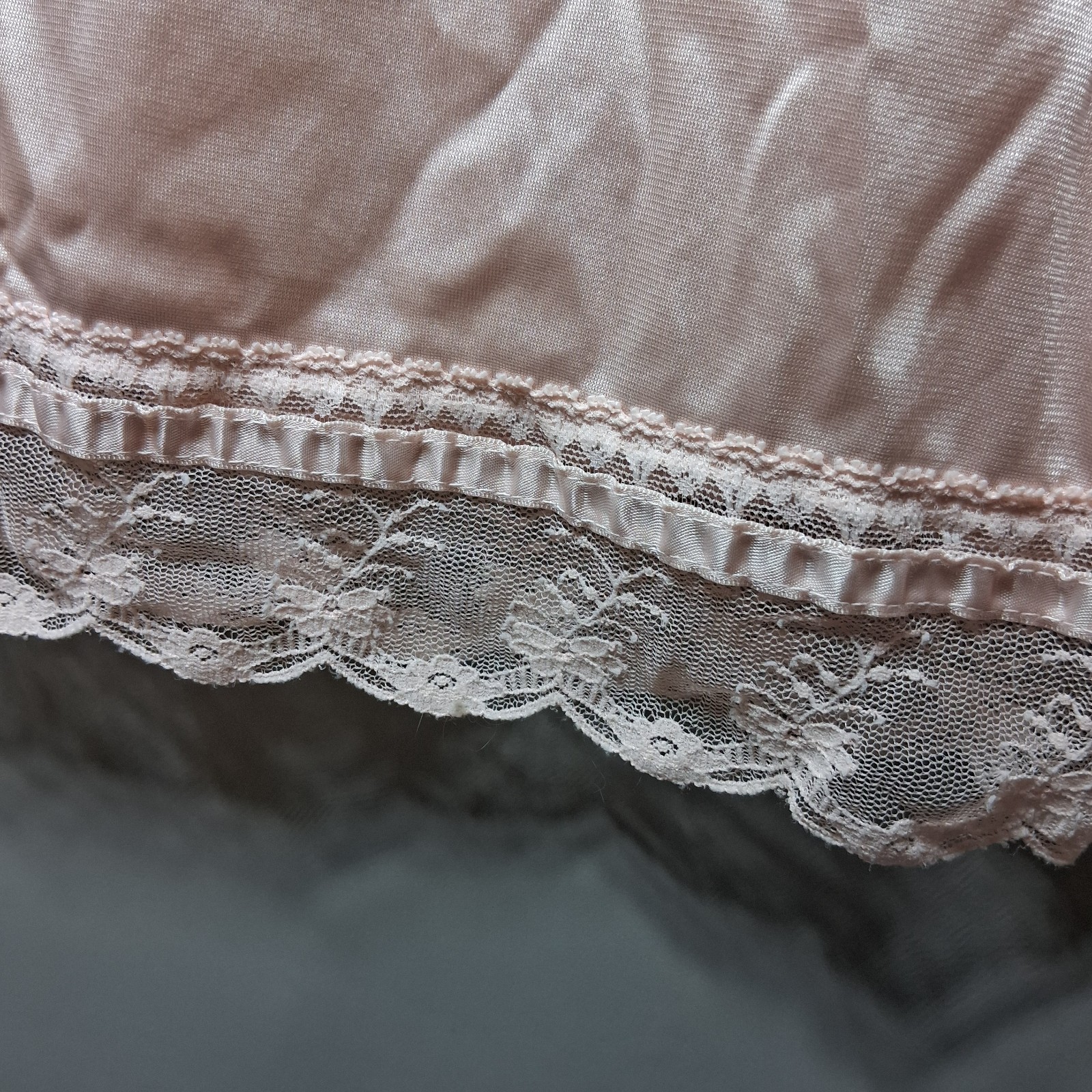 Vintage 1970s Formfit Solid Pink Lace Trim Half Slip – Size Medium