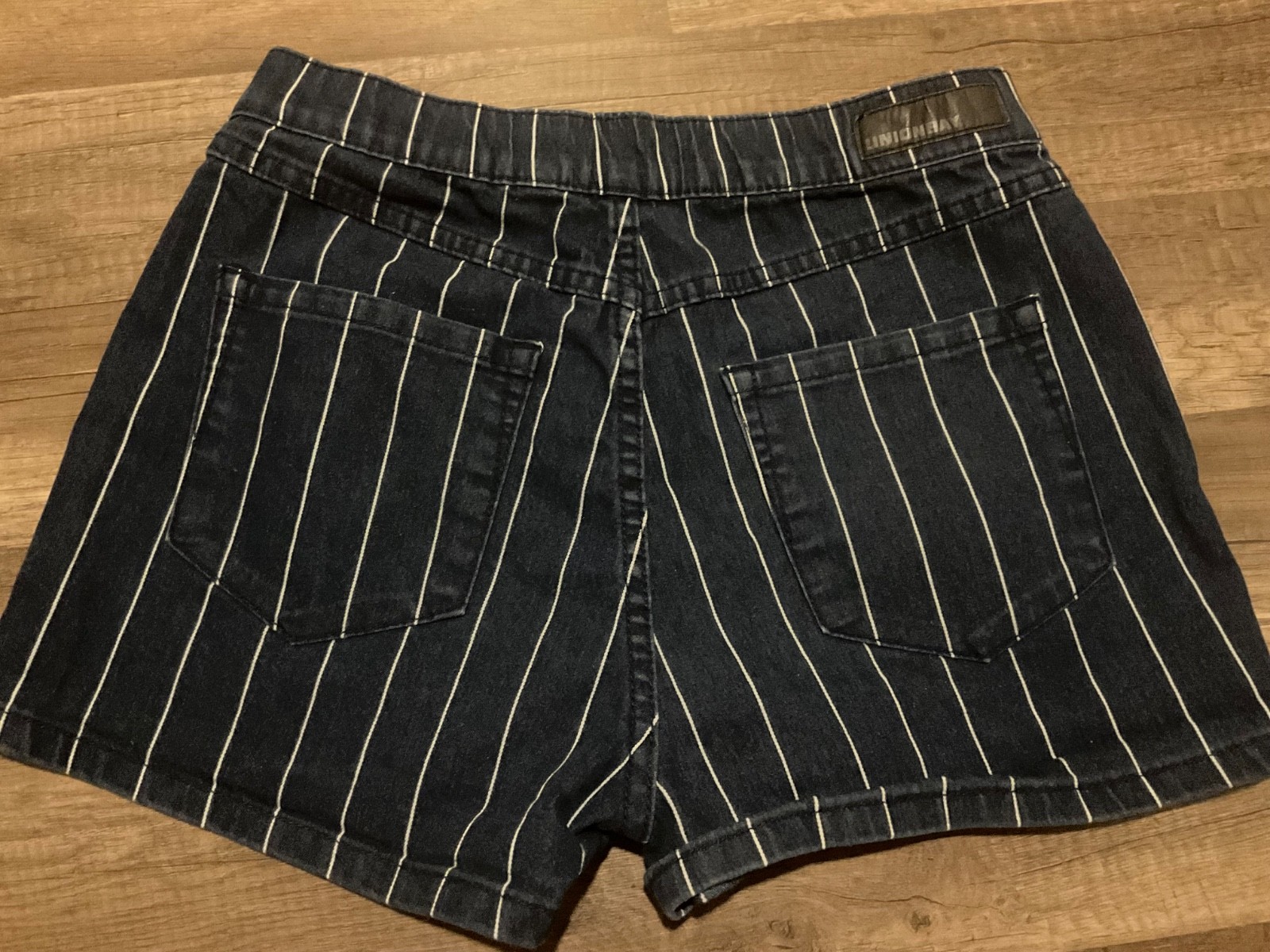 UNIONBAY WOMENS HIGH RISE VERTICAL STRIP STRETCH DENIM SHORT (SIZE 9) DARK WASH