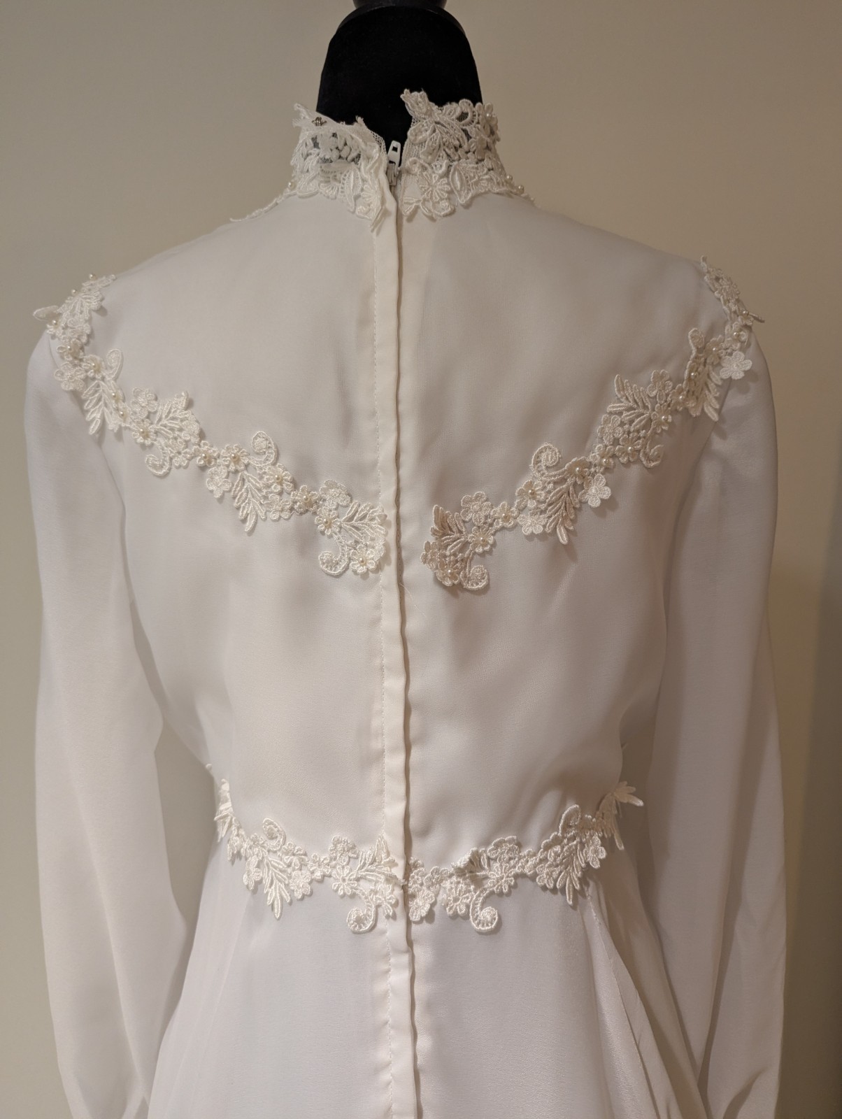 Vintage 1970s Unbranded White Wedding Dress Lace Pearl Train Applique Longsleeve