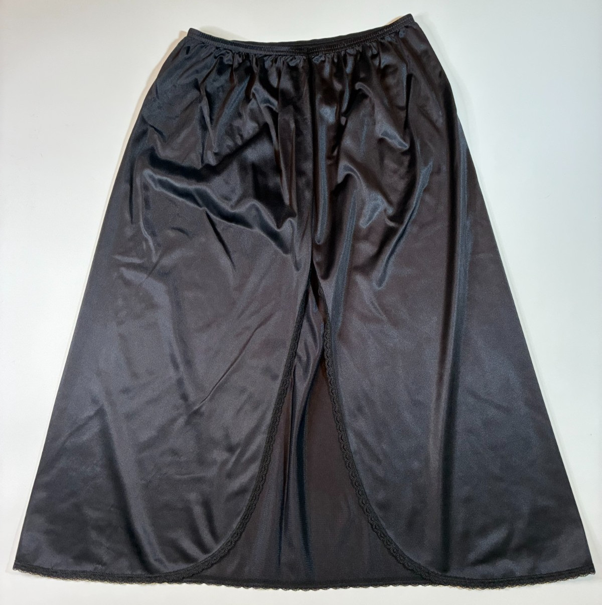 VASSARETTE Black HALF SLIP Size MEDIUM 40 Nylon Slit LACE HEM OfficeSiren Goth