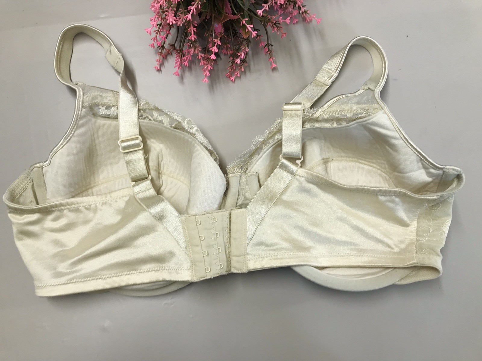 Vintage Playtex Secrets Satin & Lace #4022 Underwire Soft Cup Bra In Ivory 40DD