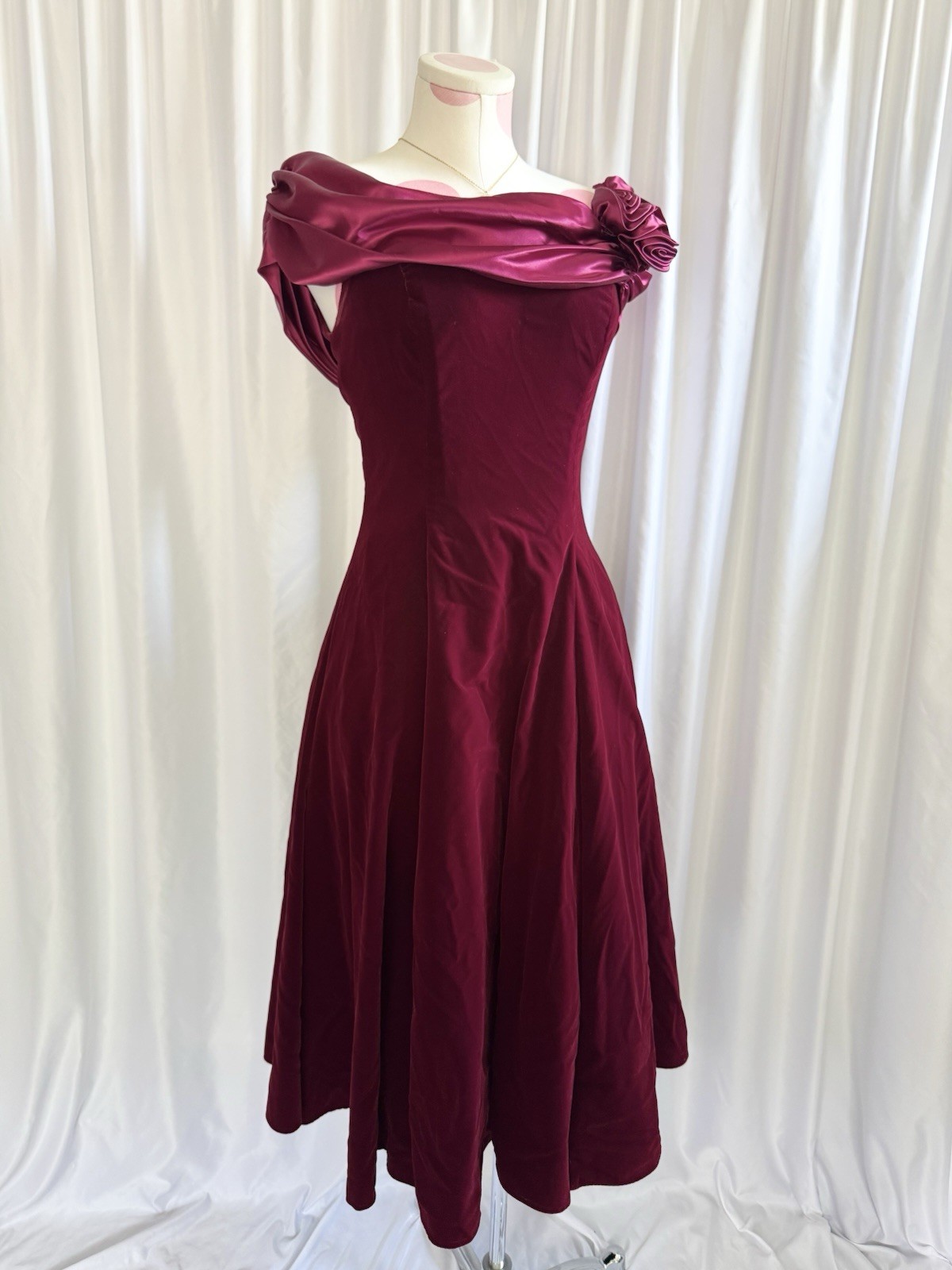 Vintage 80s Rose Wine Velvet Retro Off-Shoulder Rosette Formal Party Dress