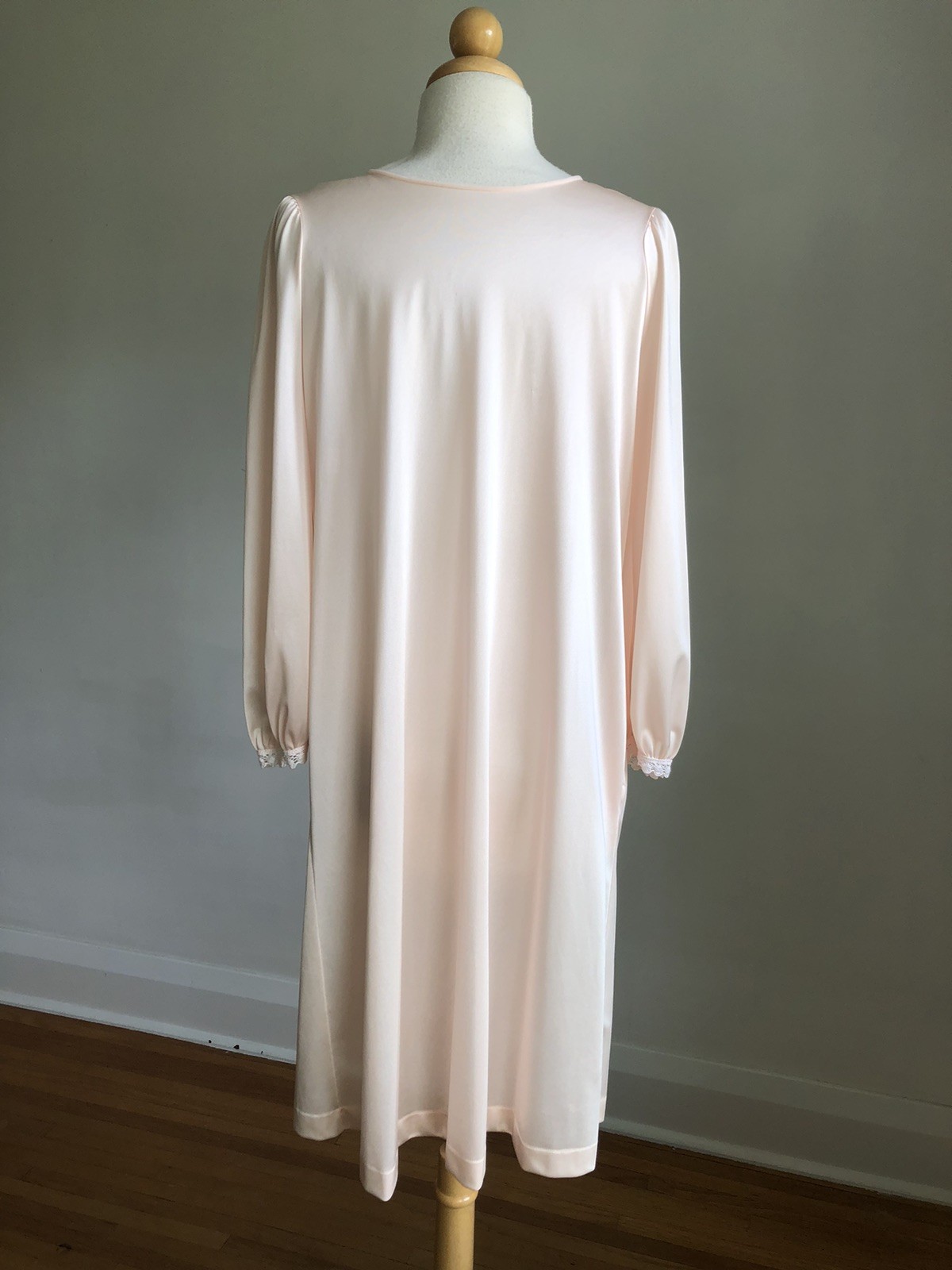GORGEOUS VTG LORRAINE Light Peach Nylon Floral Embroidered Button-up Nightgown S
