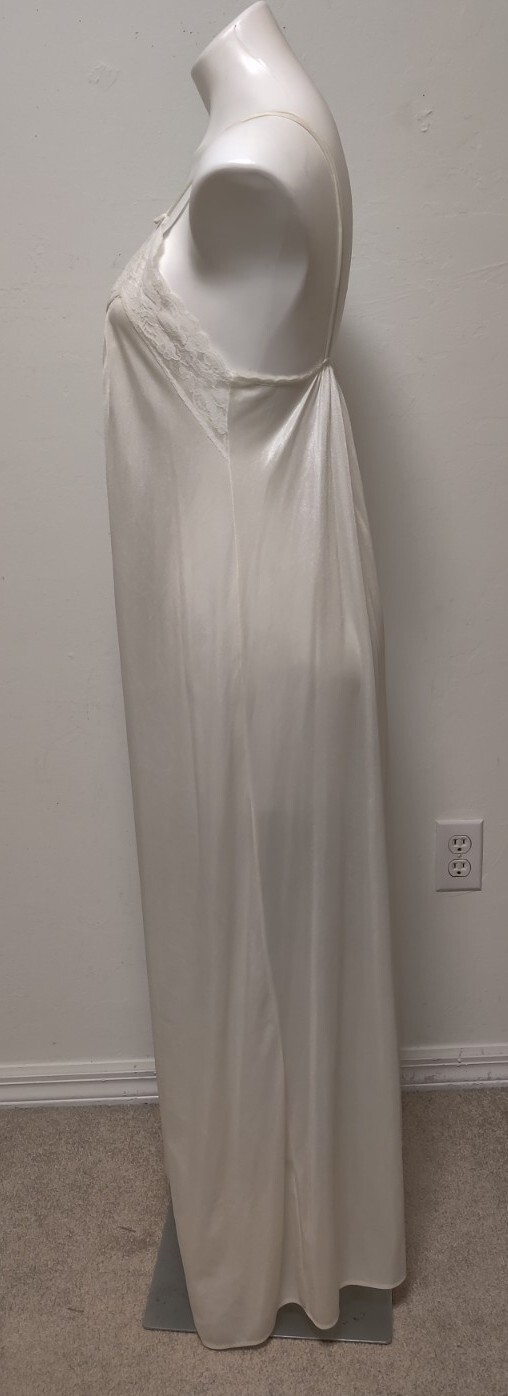 Val Mode Vintage Full Length Nightgown Elegant Piegnoir Lace Flow Plunging V EUC