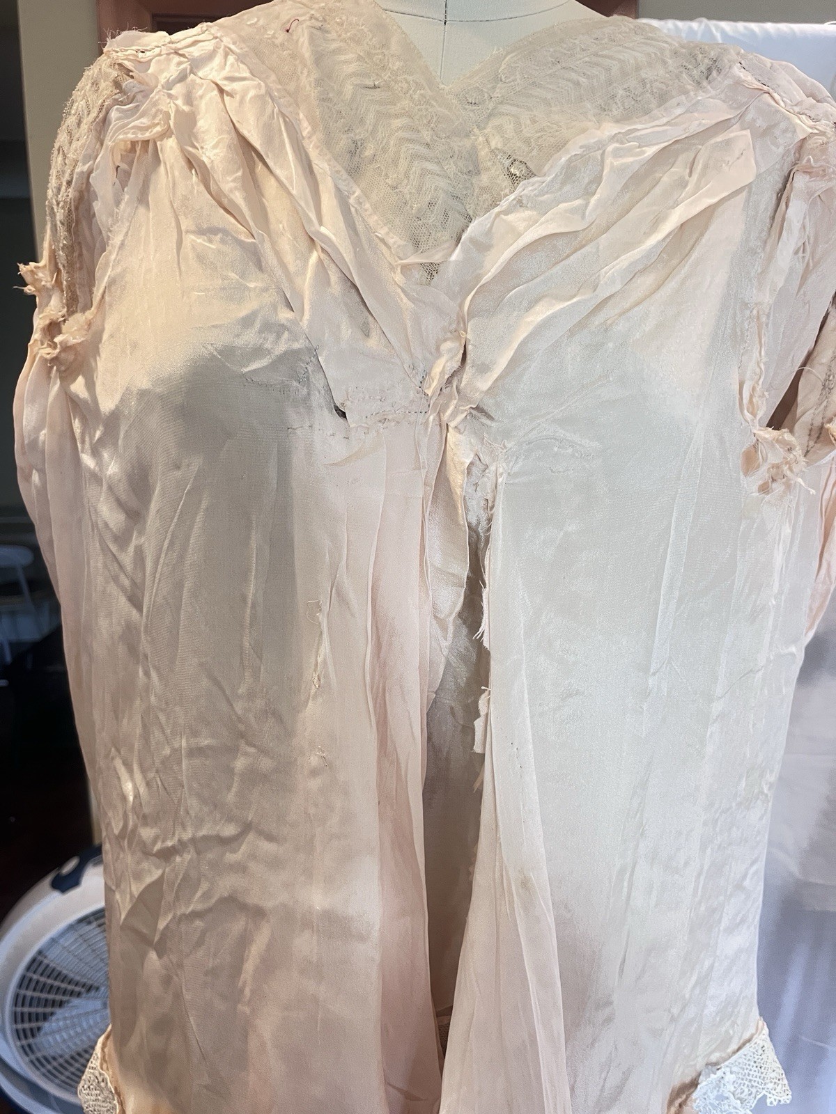 Edwardian Early 20s silk boudoir jacket blush pink with lace trim AS IS