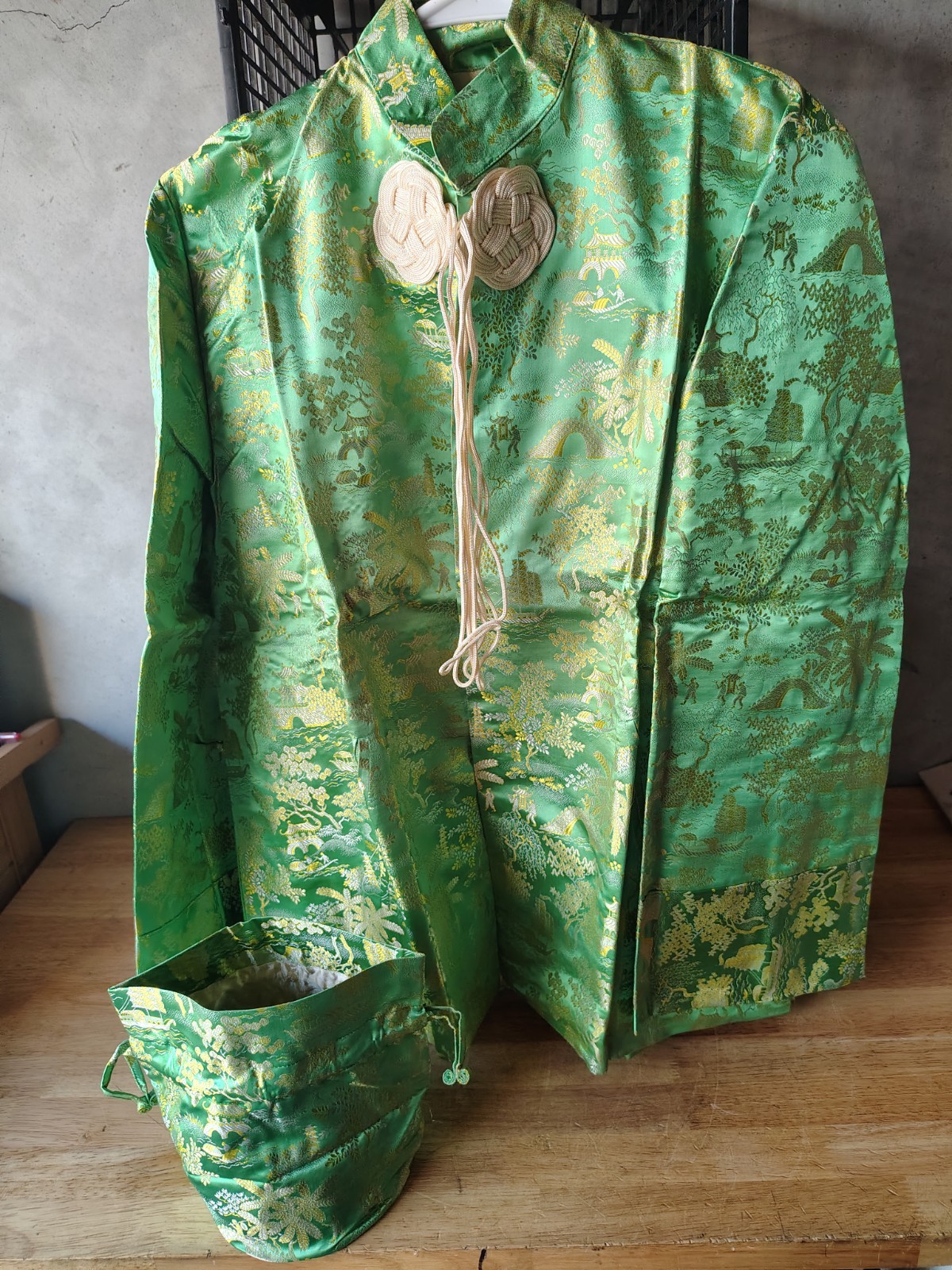 1950&rsquo;S LADIES GREEN SILK BROCADE JACKET AND MATCHING DRAWSTRING HANDBAG YOKOHAMA