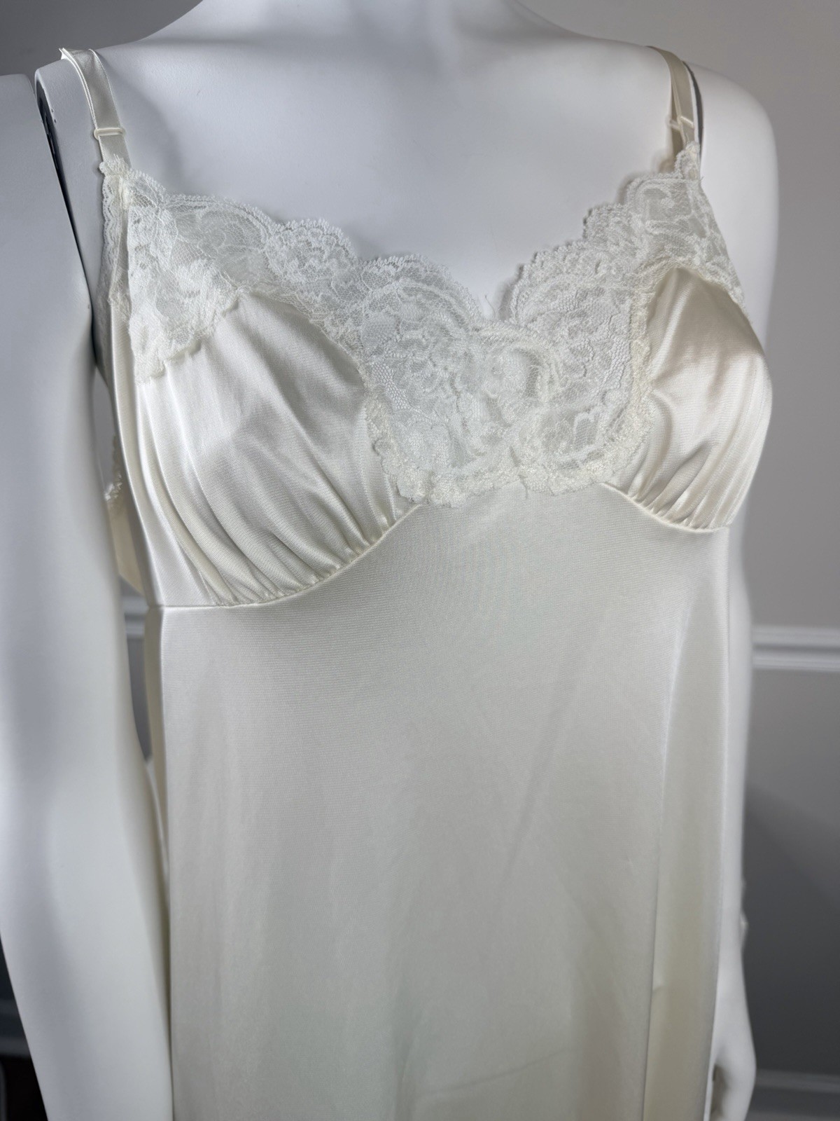 Vintage Vassarette sexy lace ivory Size 42” full dress Slip Nylon