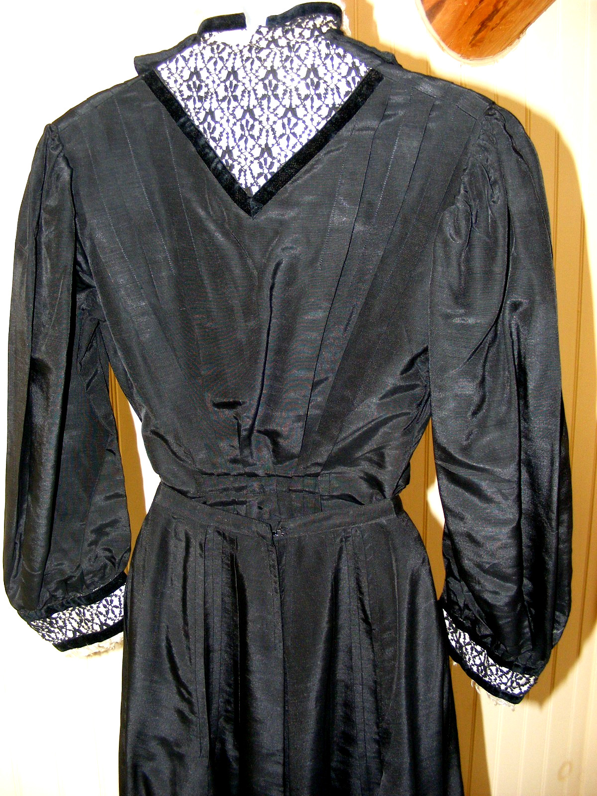 1910 MOURNING DRESS 2PC BLACK FAILLE FRANCAISE FLAT PLEAT SKIRT SLIM SILHOUETTE