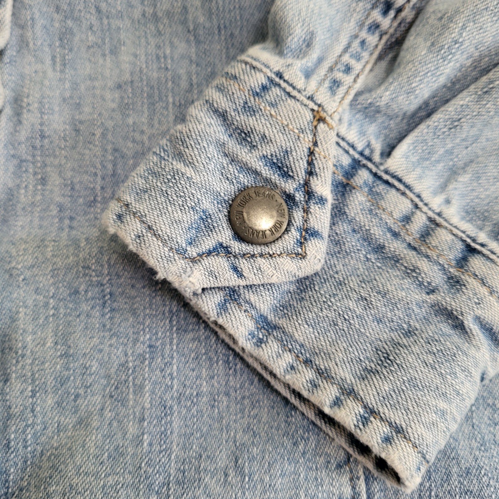 VTG Long Sleeve Snap Front Denim Chambray Shirt Women&rsquo;s L Distressed Hong Kong