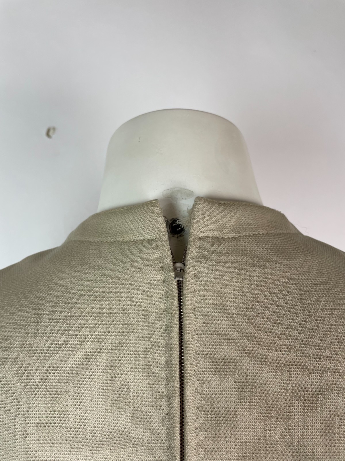 Vintage60s HARDY AMIES BOUTIQUE Taupe SIDEBUTTON shift dress S/M 34&Prime; Bust Damage