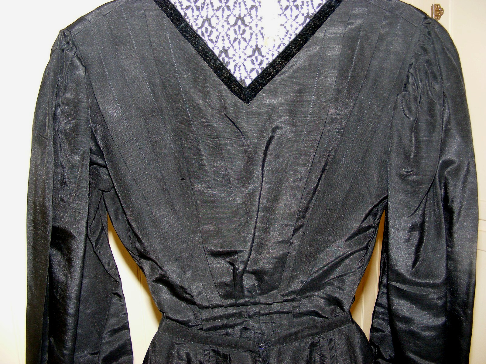 1910 MOURNING DRESS 2PC BLACK FAILLE FRANCAISE FLAT PLEAT SKIRT SLIM SILHOUETTE
