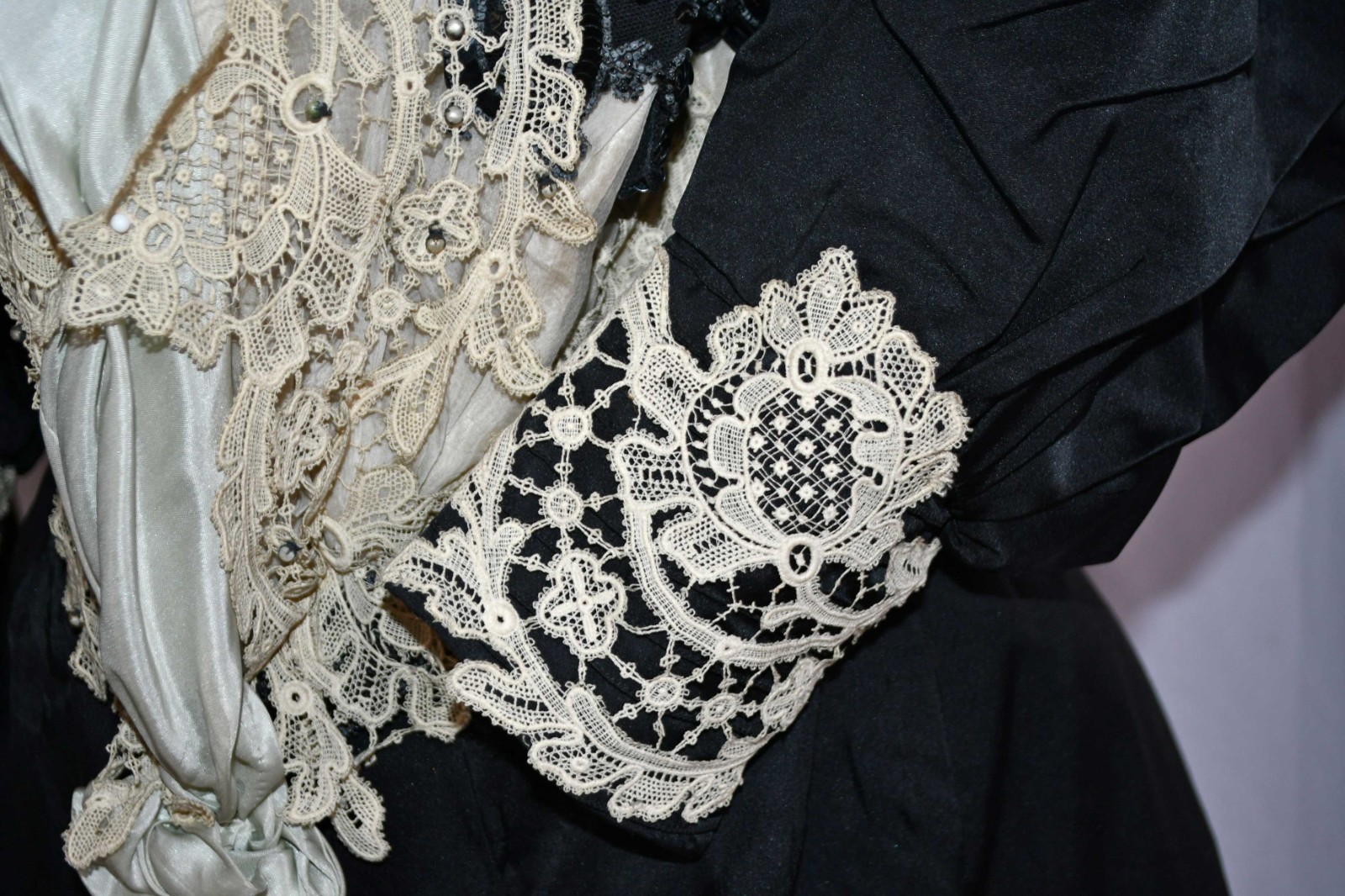 VICTORIAN 2 PIECE TRAINED AFTERNOON VISITING DRESS, LABEL, CIRCA 1890s