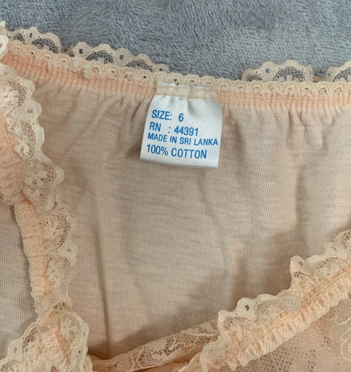 Vtg String Bikini panties 6 M Frilly Girly Peach Lace & Cotton