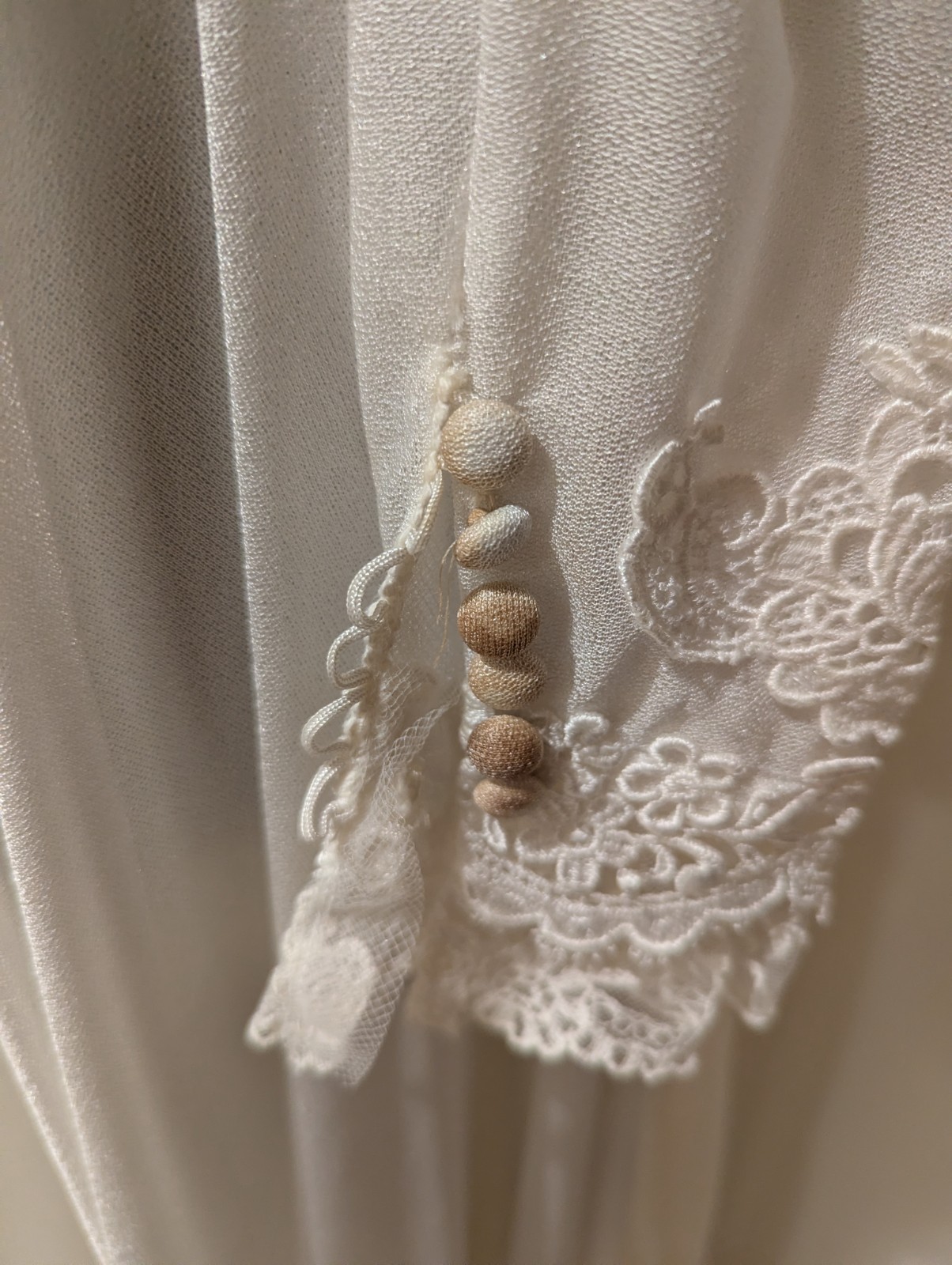 Vintage 1970s Unbranded Off White Wedding Dress Lace Applique Pearl Long Sleeve