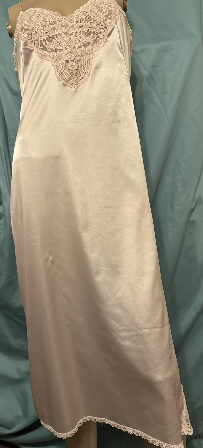 Vntg BLUSH PINK Nylon Slip/Chemise Lace Bodice/side slit Spaghetti Straps Sz 34