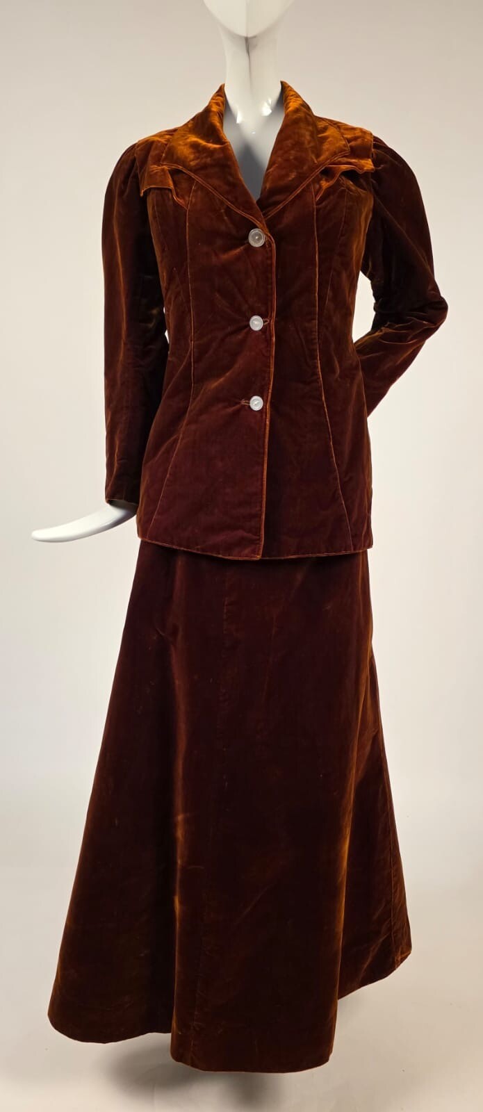 EXCEPTIONAL EDWARDIAN 2 PC HIGH SHINE GOLDEN BROWN SILK VELVET WALKING SUIT