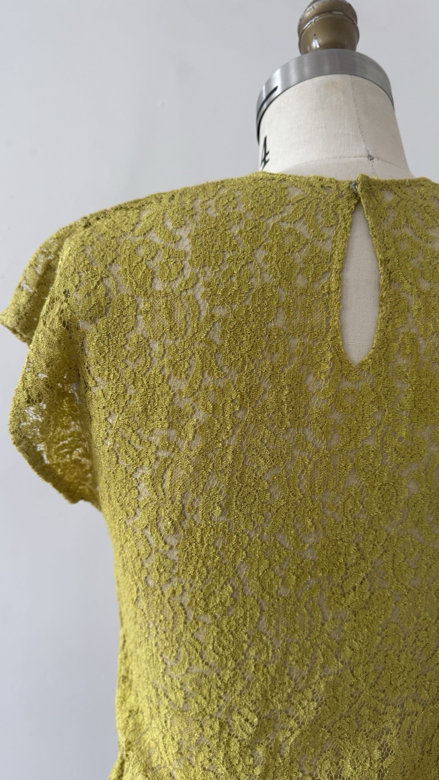 50s Chartreuse Sheer Floral Lace Flutter Cap Sleeve Top Keyhole Bateau Neck XS/S