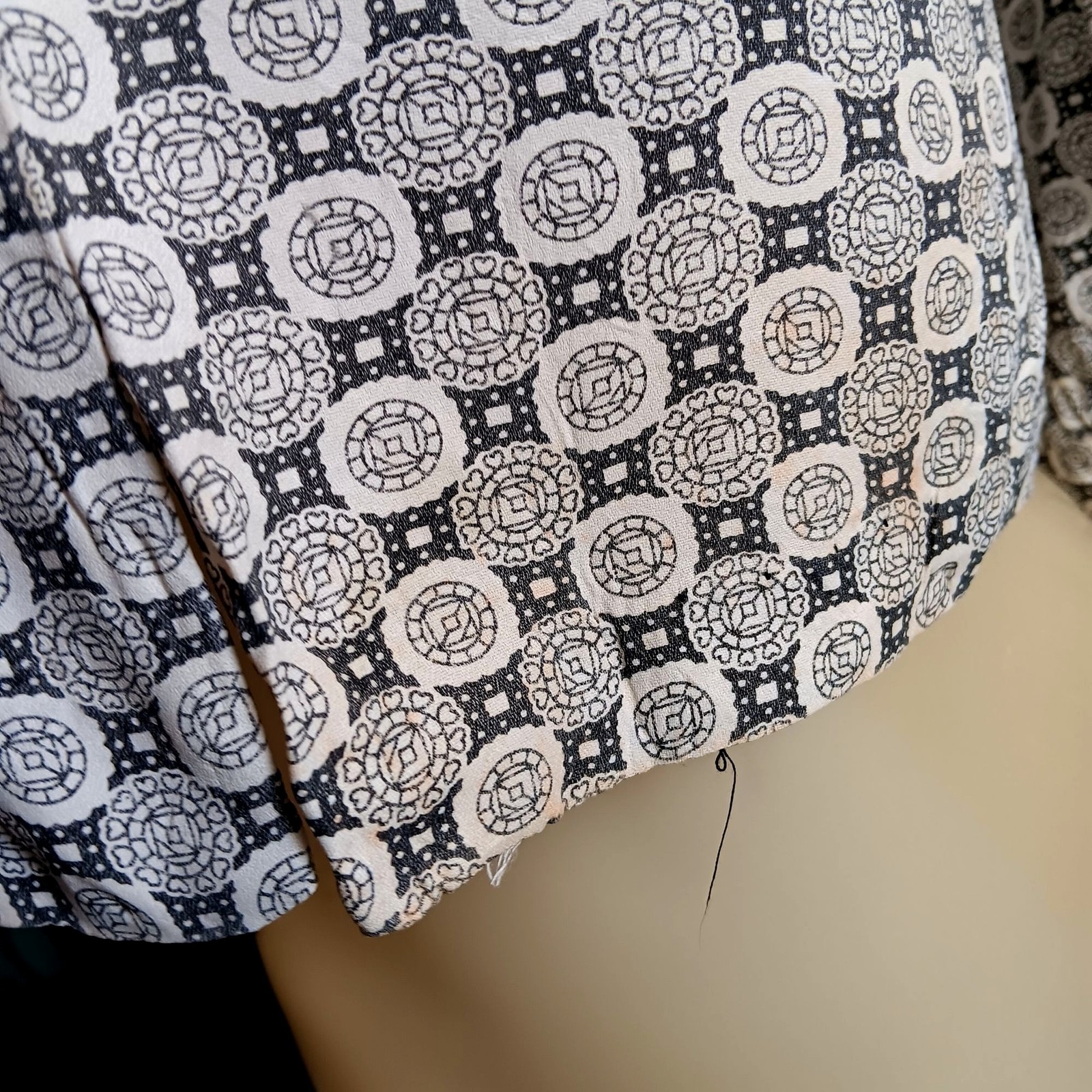 True Vintage Blouse Medium 1960&rsquo;s Geometric Print Button-Up Top Pointed Collar
