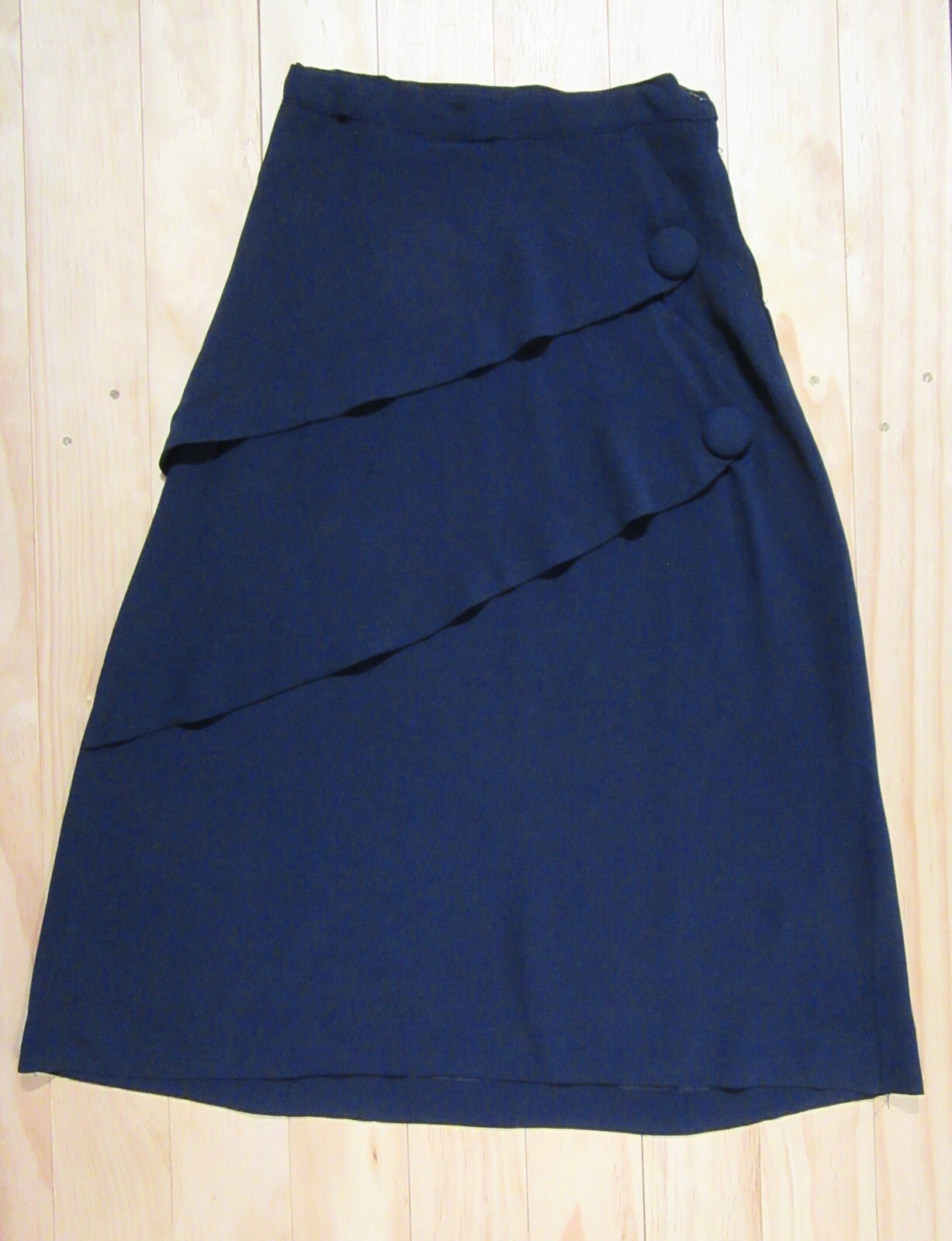 VINTAGE WOMENS 1940S NAVY RAYON CREPE SKIRT SLANT BIG BUTTONS SLANT W-26&Prime; F55
