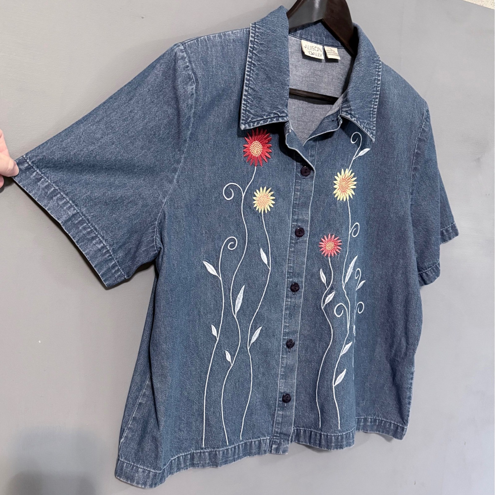 VTG 100% Cotton Embroidered Flowers on Denim Short Sleeve Top