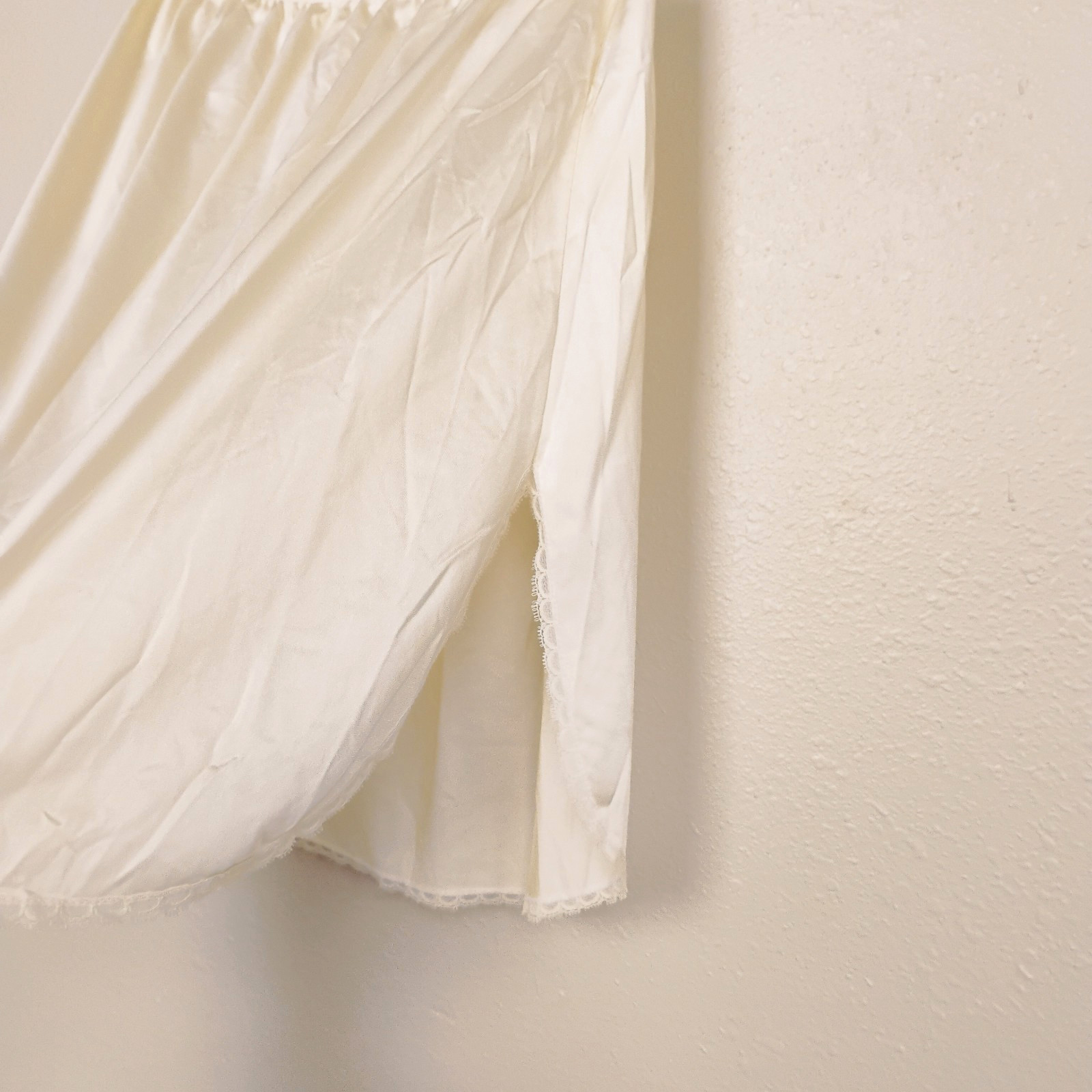 Vanity Fair Half Slip Cream Nylon 26&Prime; x 20&Prime; Side Slit 8&Prime; #11-760 ~ Size M