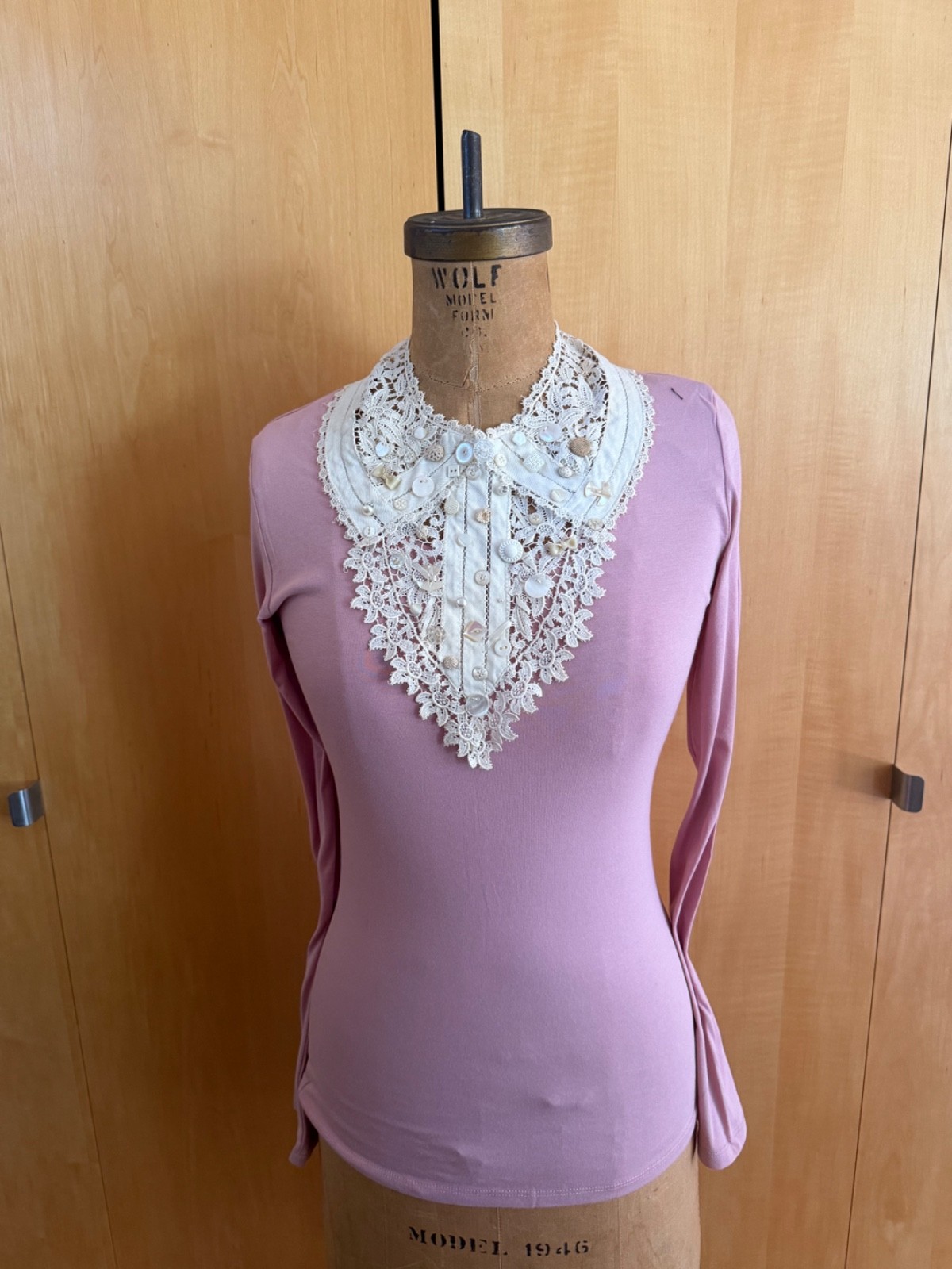 Beautiful Vintage Lace Collar Embellished with Delicate Vintage Buttons