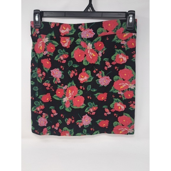 XXI Essentials Forever 21 Floral Mini Skirt Black Red Rose Print Size Large