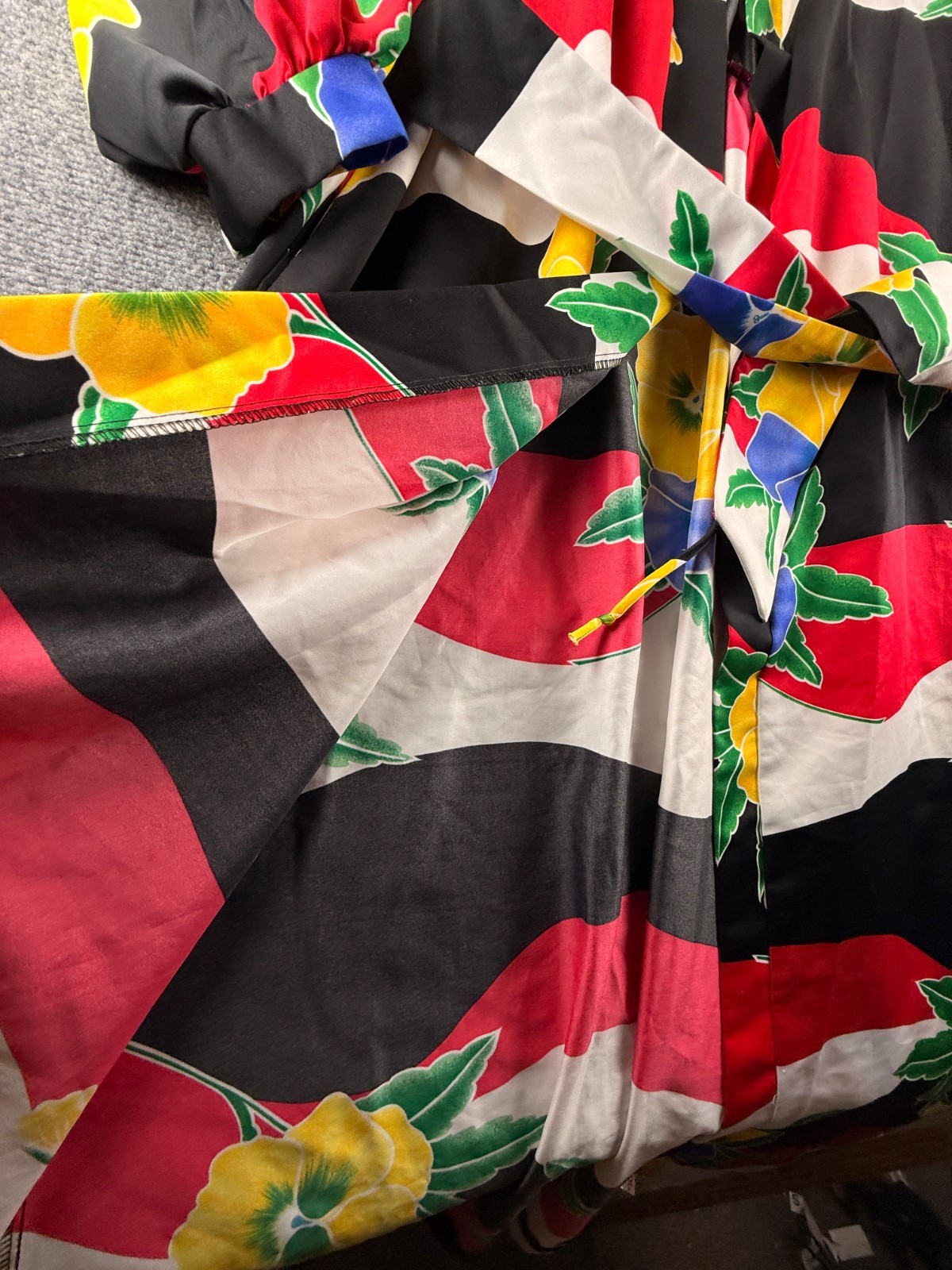 VTG David Brown California Dress Satin Floral Wrap Kimono Robe Belted Medium