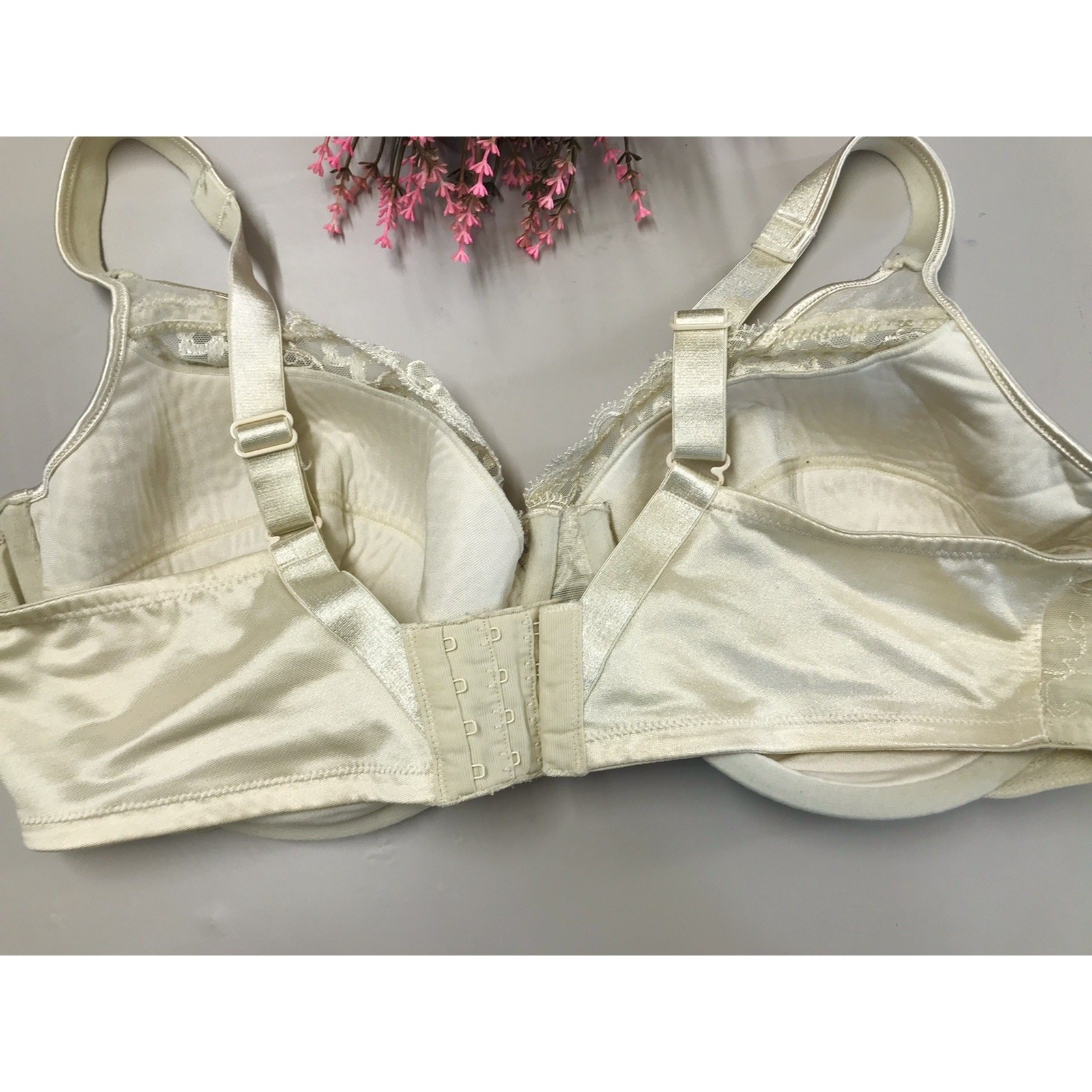 Vintage Playtex Secrets Satin & Lace #4022 Underwire Soft Cup Bra In Ivory 40DD