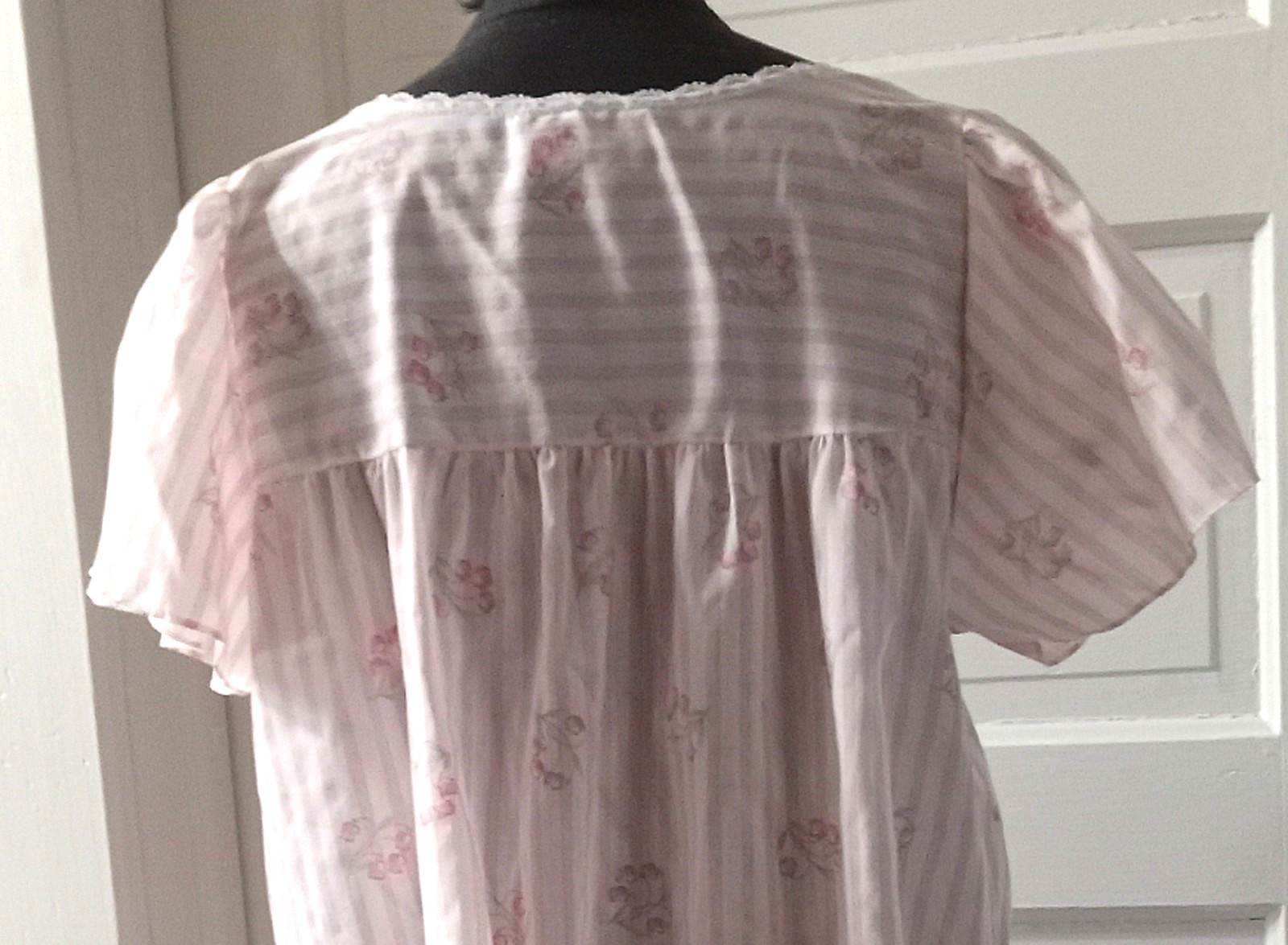 80&rsquo;s PREVIEWS Button Up Pink Stripe Floral Robe Lace Accent M