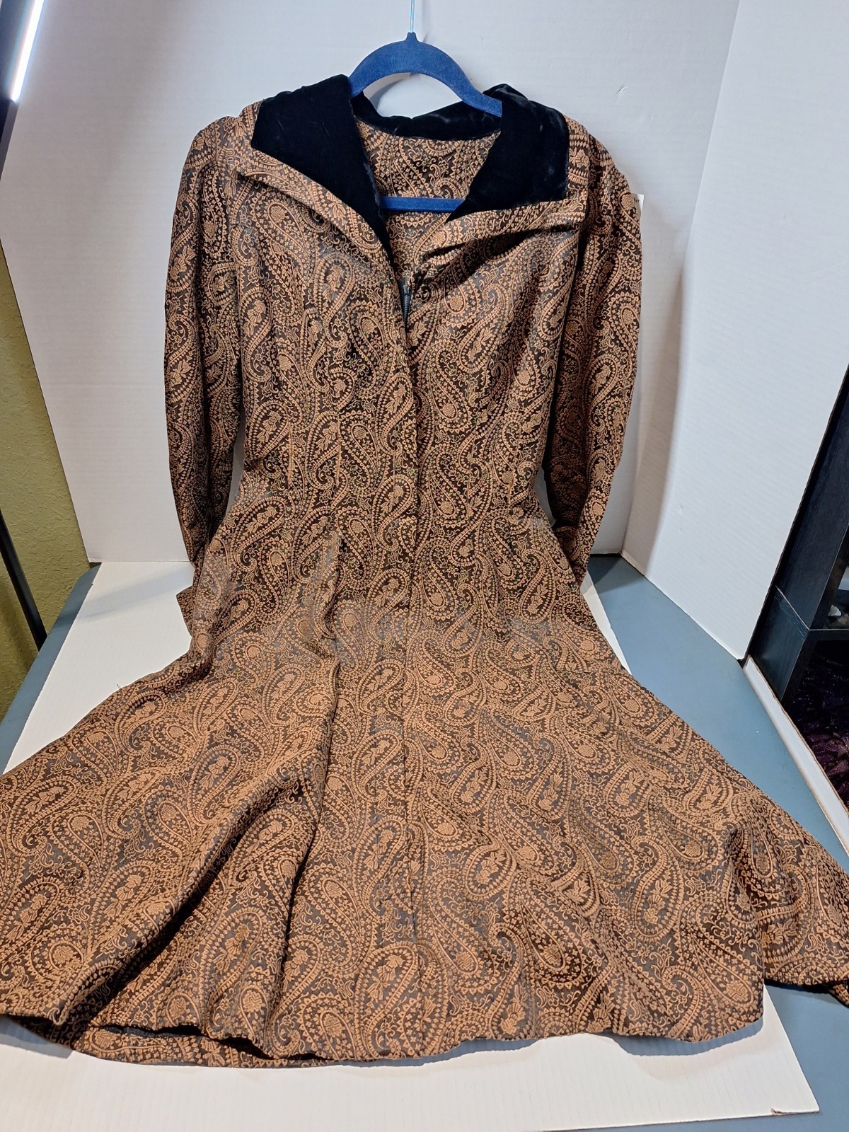 Vintage Estevez Grenelle Brocade Brown Paisley Dress W/Black Velvet collar M/L