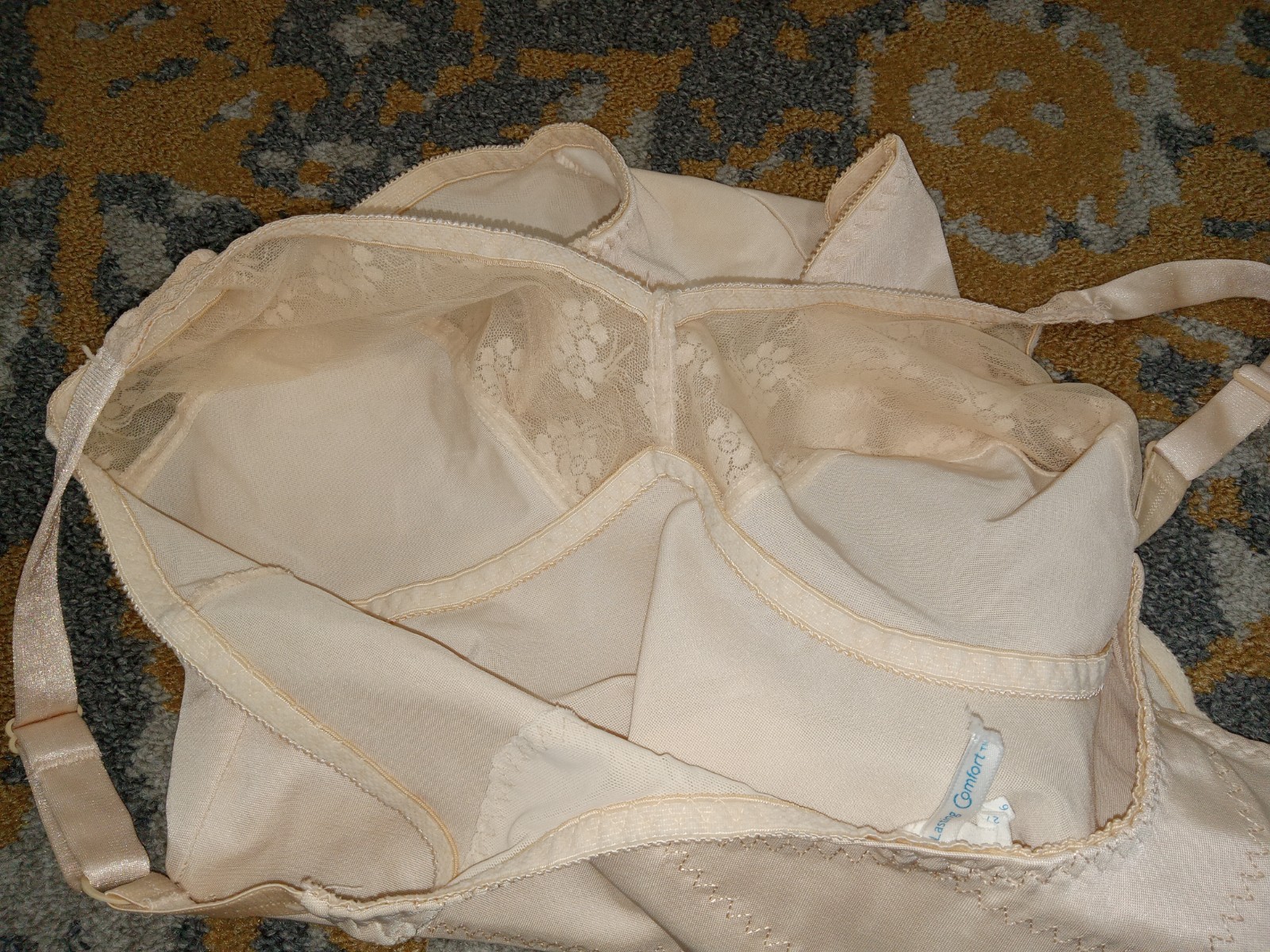 Vintage Lasting Comfort Cupped Wireless Women&rsquo;s Body Shaper 44 Cups B/C/D Beige