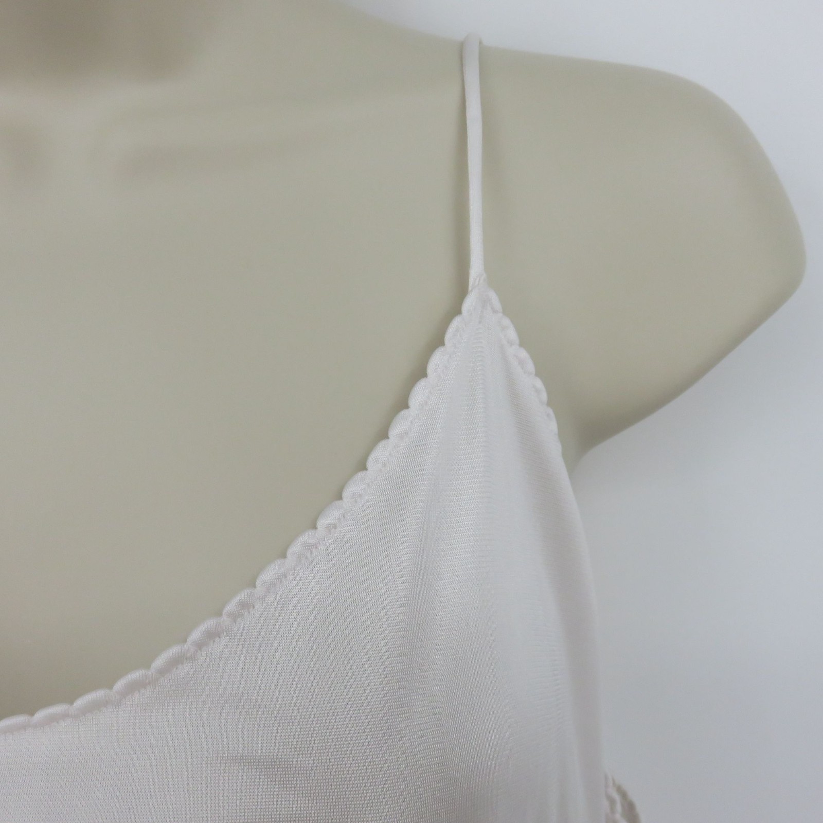 Vassarette Women Size 38 Style 10-008 Solid White Scallop Trim Slip Dress Nylon