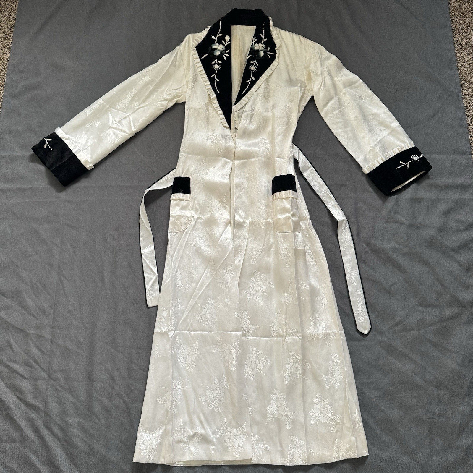 Vintage White Damask & Velvet Floral Embroidered Robe Made in Japan Small?