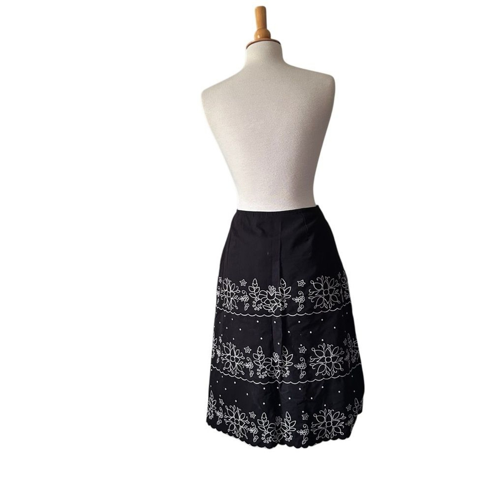 Harold’s Black White Embroidered Midi Skirt – Size 8